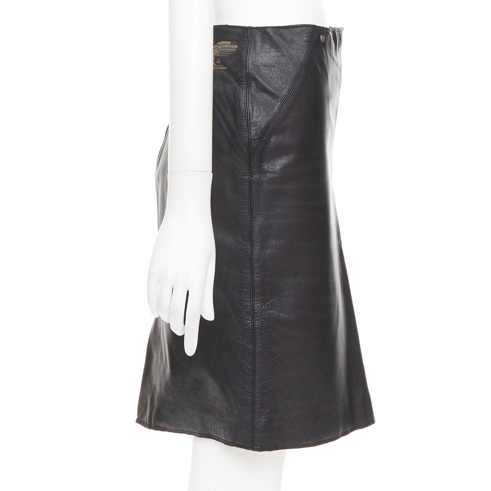 VERSACE SPORT Jupe crayon en cuir noir imprimé méduse Vintage IT40 S Bon état - En vente à Hong Kong, NT