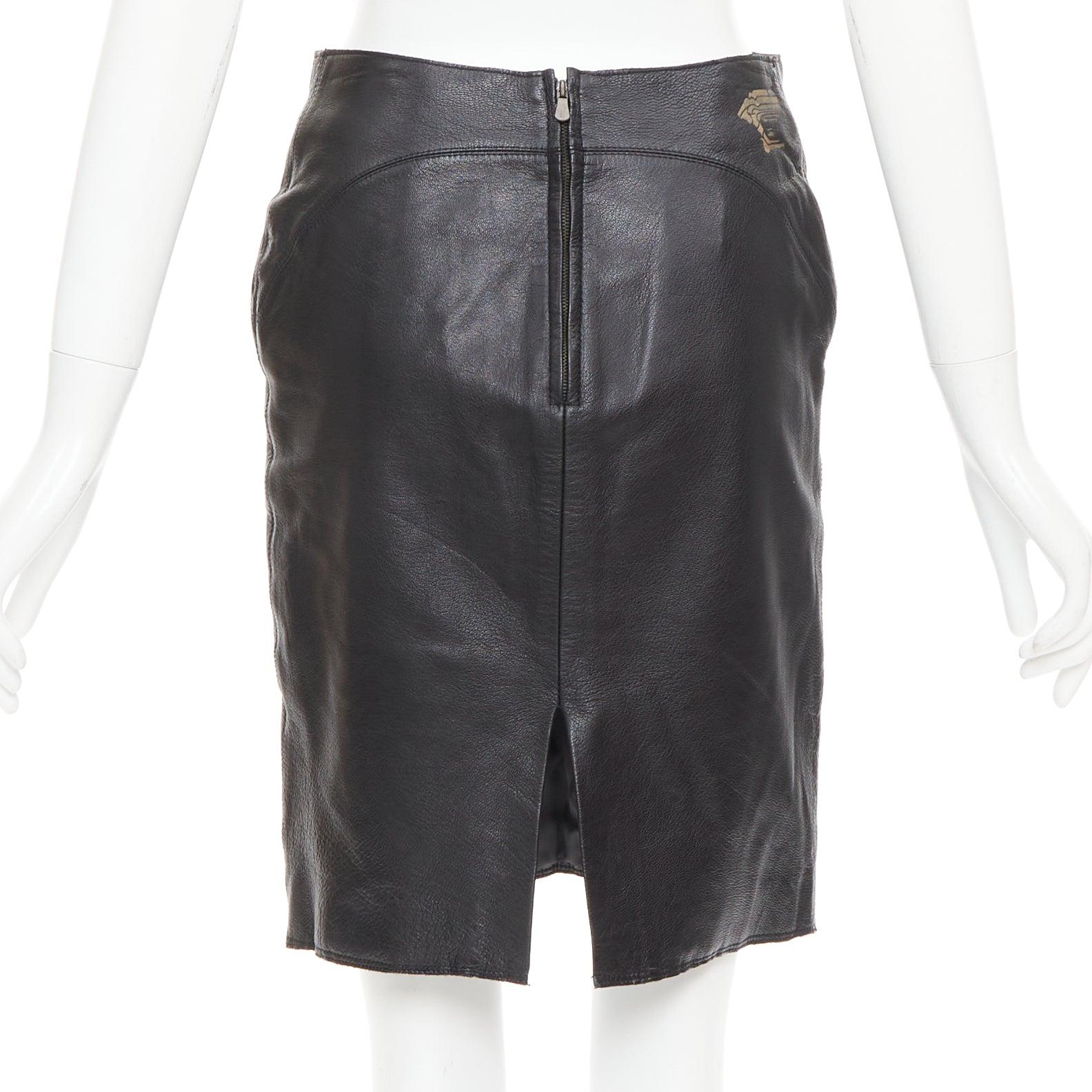 VERSACE SPORT Jupe crayon en cuir noir imprimé méduse Vintage IT40 S Pour femmes en vente