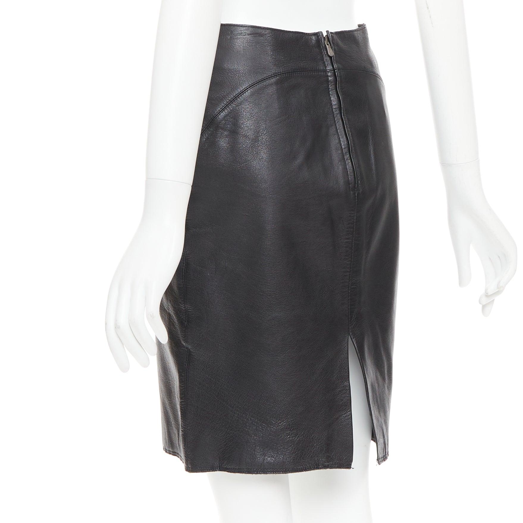 VERSACE SPORT Jupe crayon en cuir noir imprimé méduse Vintage IT40 S en vente 1