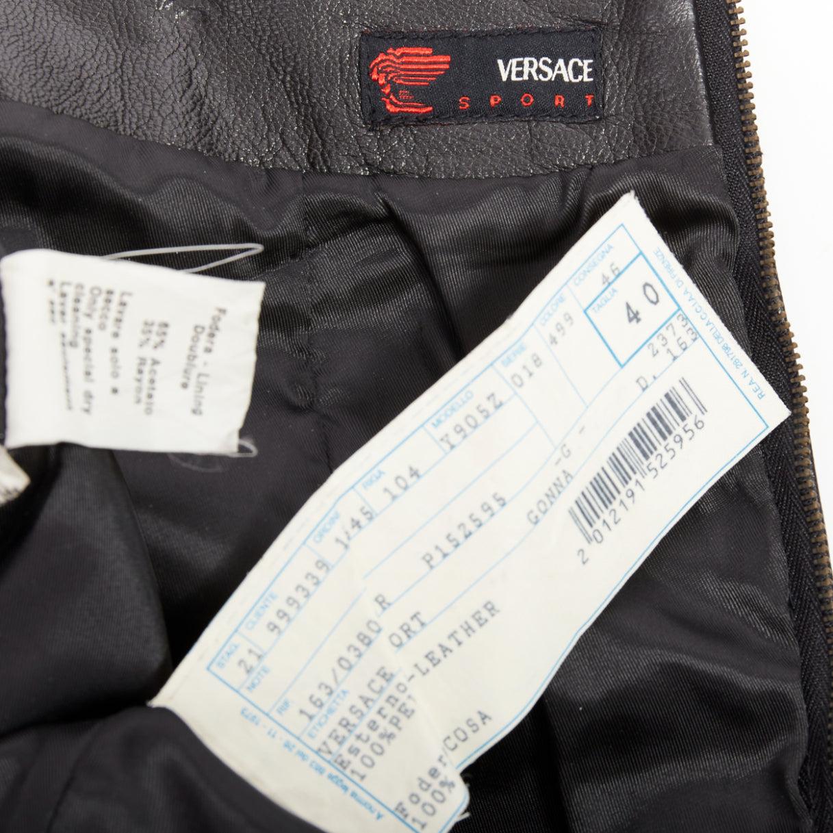 VERSACE SPORT Jupe crayon en cuir noir imprimé méduse Vintage IT40 S en vente 3