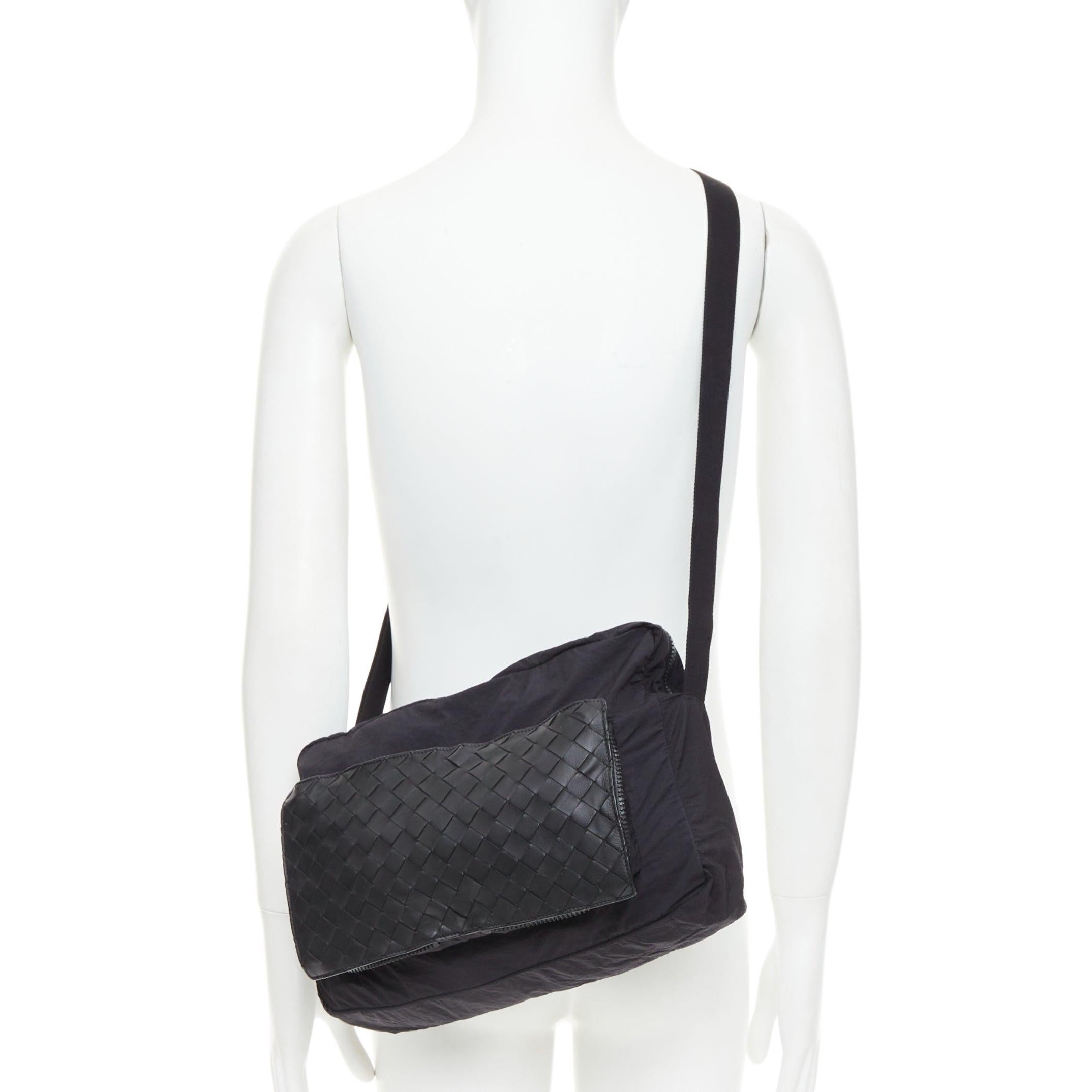 BOTTEGA VENETA Intrecciato Sac messager pliable en nylon noir et cuir tressé
Référence : CNLE/A00437
Marque : Bottega Veneta
Designer : Daniel Lee
Modèle : 1.5 Intrecciato
MATERIAL : Cuir, nylon
Couleur : Noir
Motif : Solide
Fermeture : Zip
Doublure