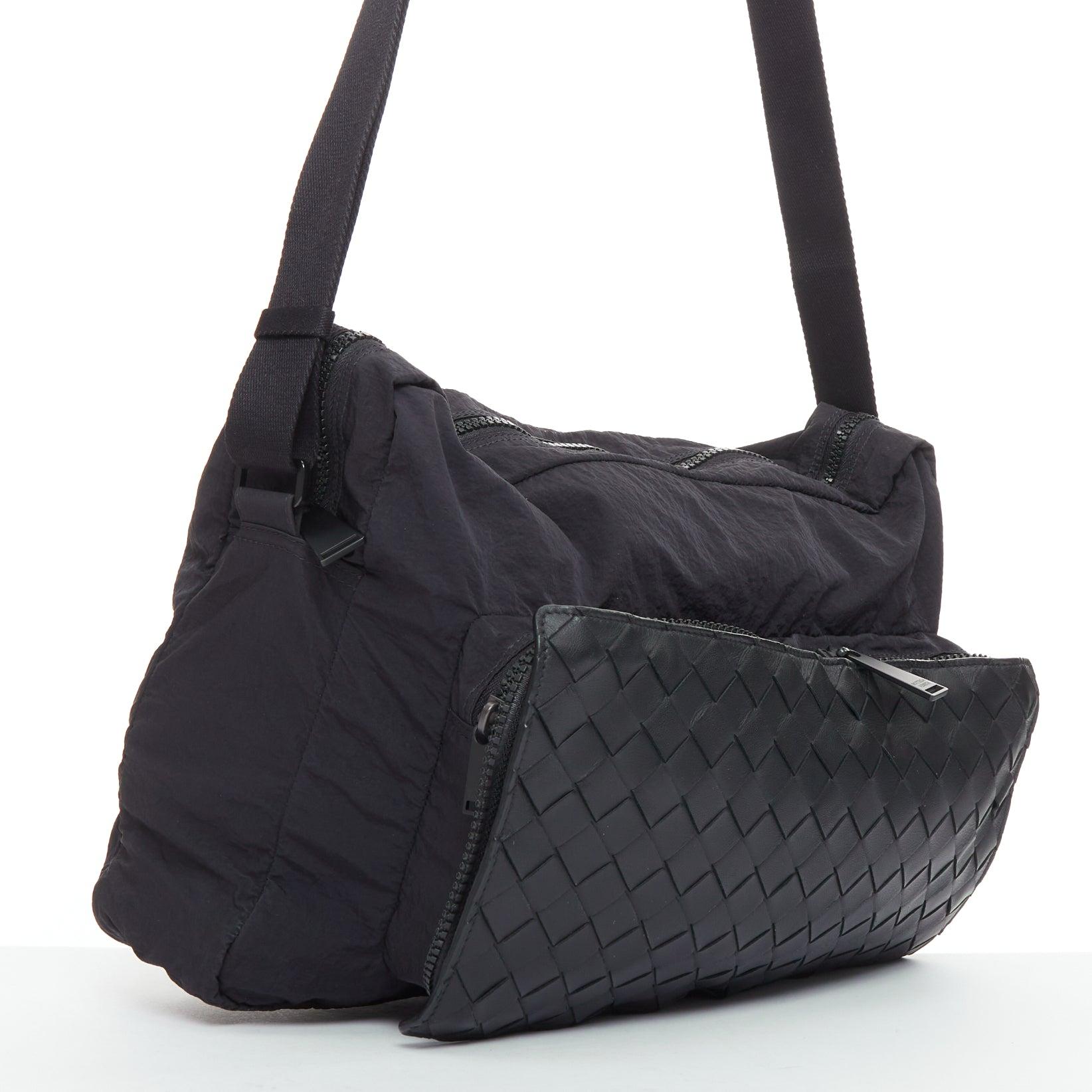 Noir BOTTEGA VENETA Intrecciato Sac messager pliable en nylon noir et cuir tressé en vente