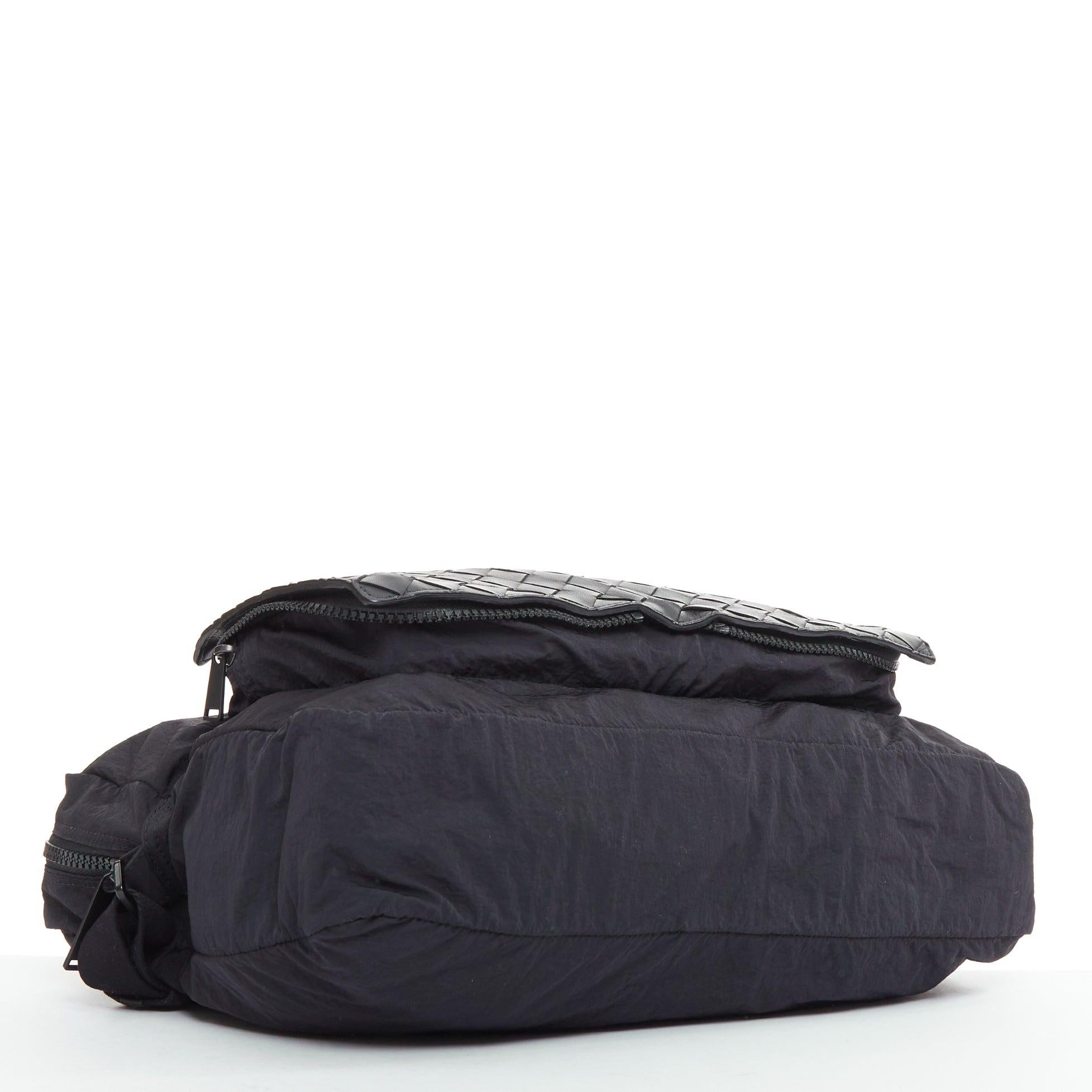 BOTTEGA VENETA Intrecciato Sac messager pliable en nylon noir et cuir tressé en vente 1