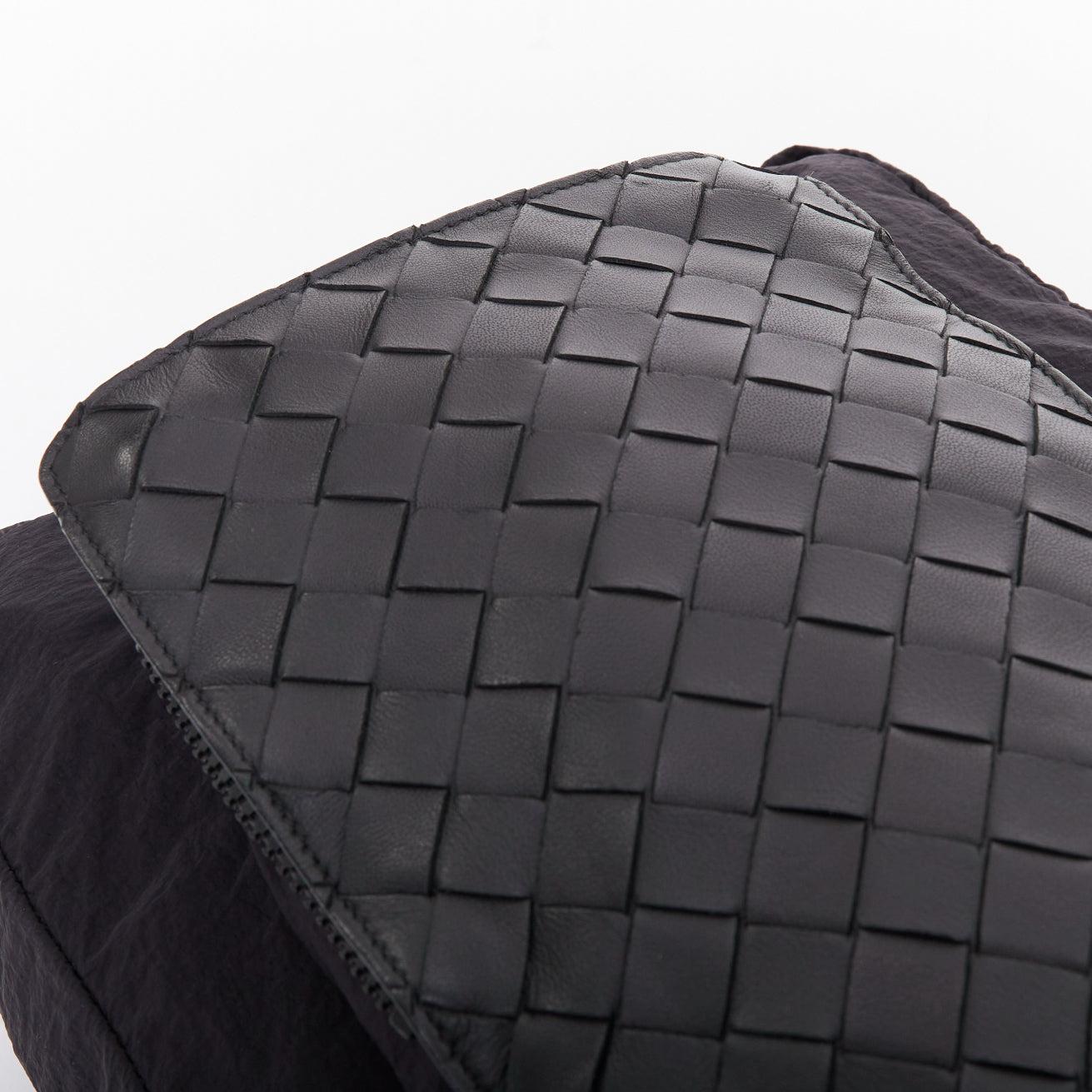 BOTTEGA VENETA Intrecciato Sac messager pliable en nylon noir et cuir tressé en vente 2