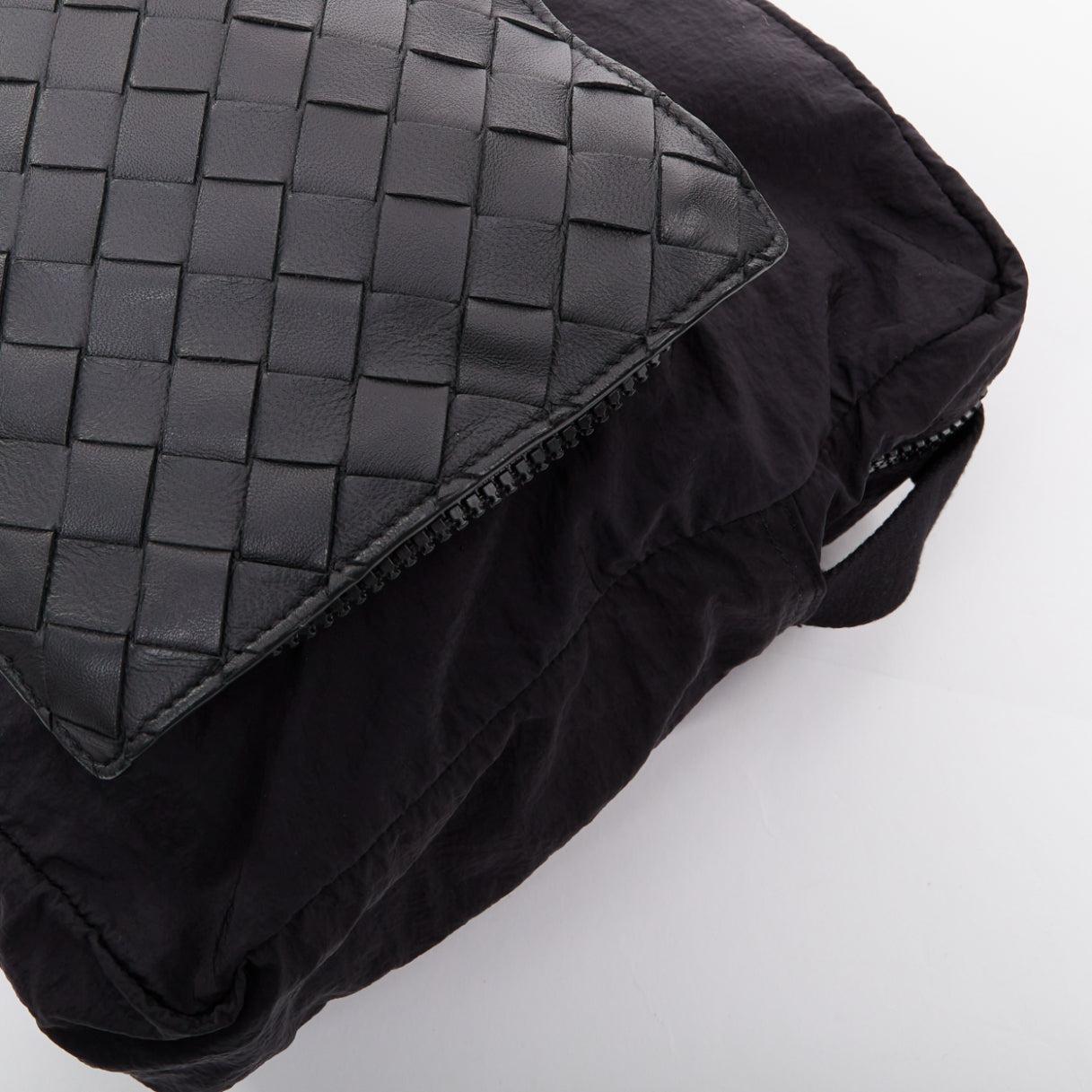BOTTEGA VENETA Intrecciato Sac messager pliable en nylon noir et cuir tressé en vente 3