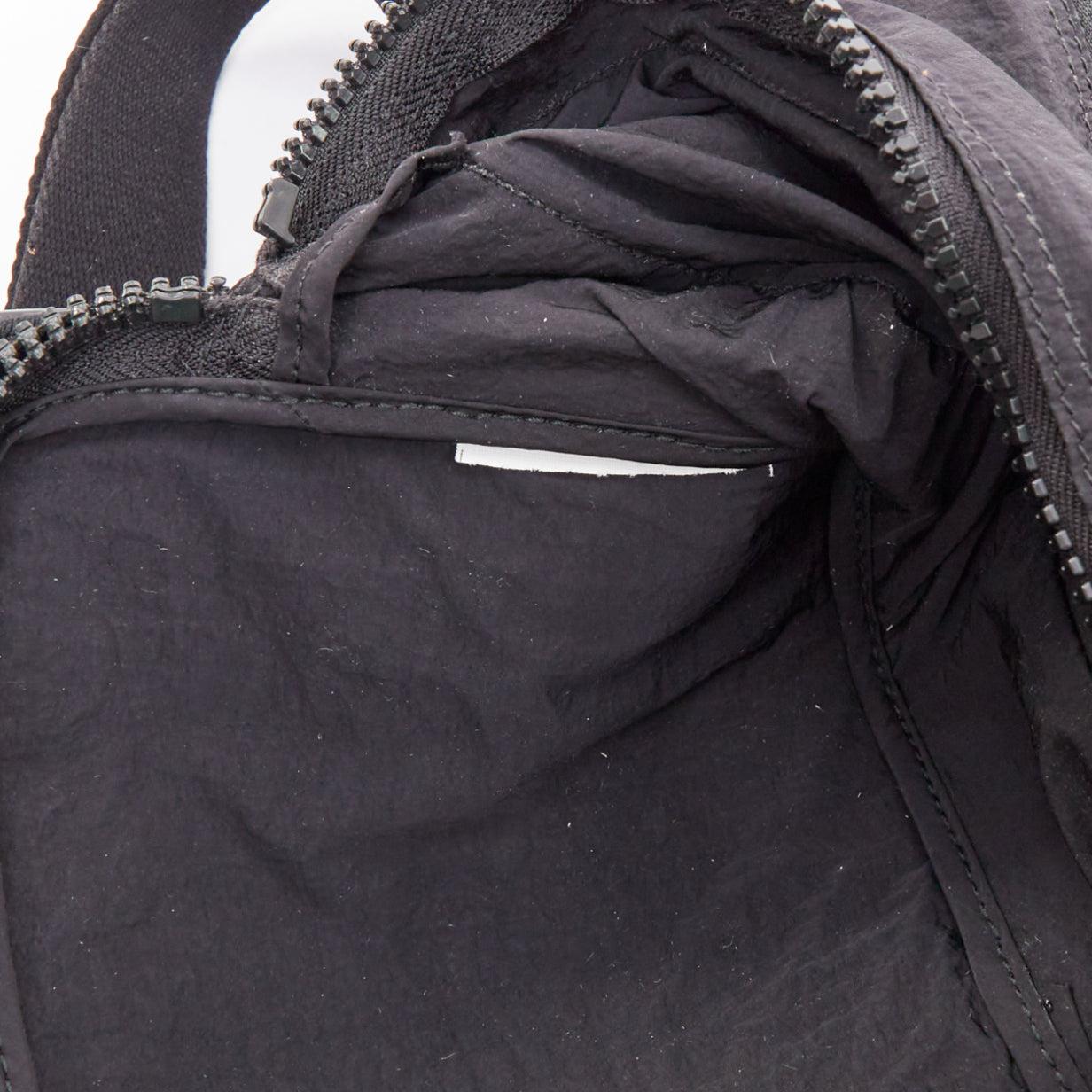 BOTTEGA VENETA Intrecciato Sac messager pliable en nylon noir et cuir tressé en vente 5