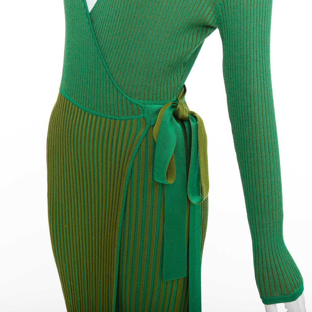 DIANE VON FURSTENBERG grünes geripptes tiefes V langes Wickelkleid S
Referenz: JACG/A00287
Marke: Diane von Furstenberg
Modell: Dara
MATERIAL: Viskose, Gemisch
Farbe: Grün
Muster: Solide
Verschluss: Wrap Tie
Zusätzliche Details: Das 