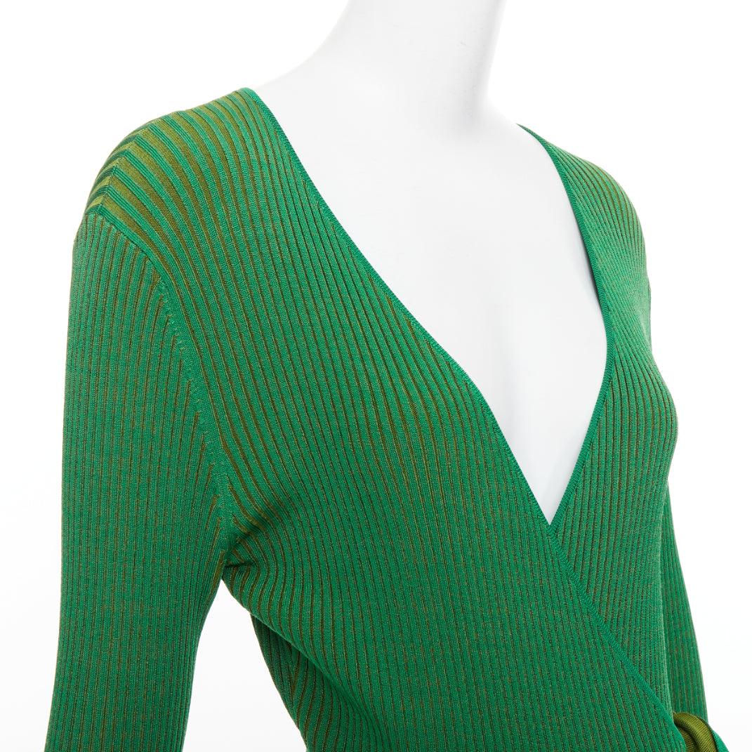 DIANE VON FURSTENBERG grünes geripptes tiefes V langes Wickelkleid S im Angebot 2