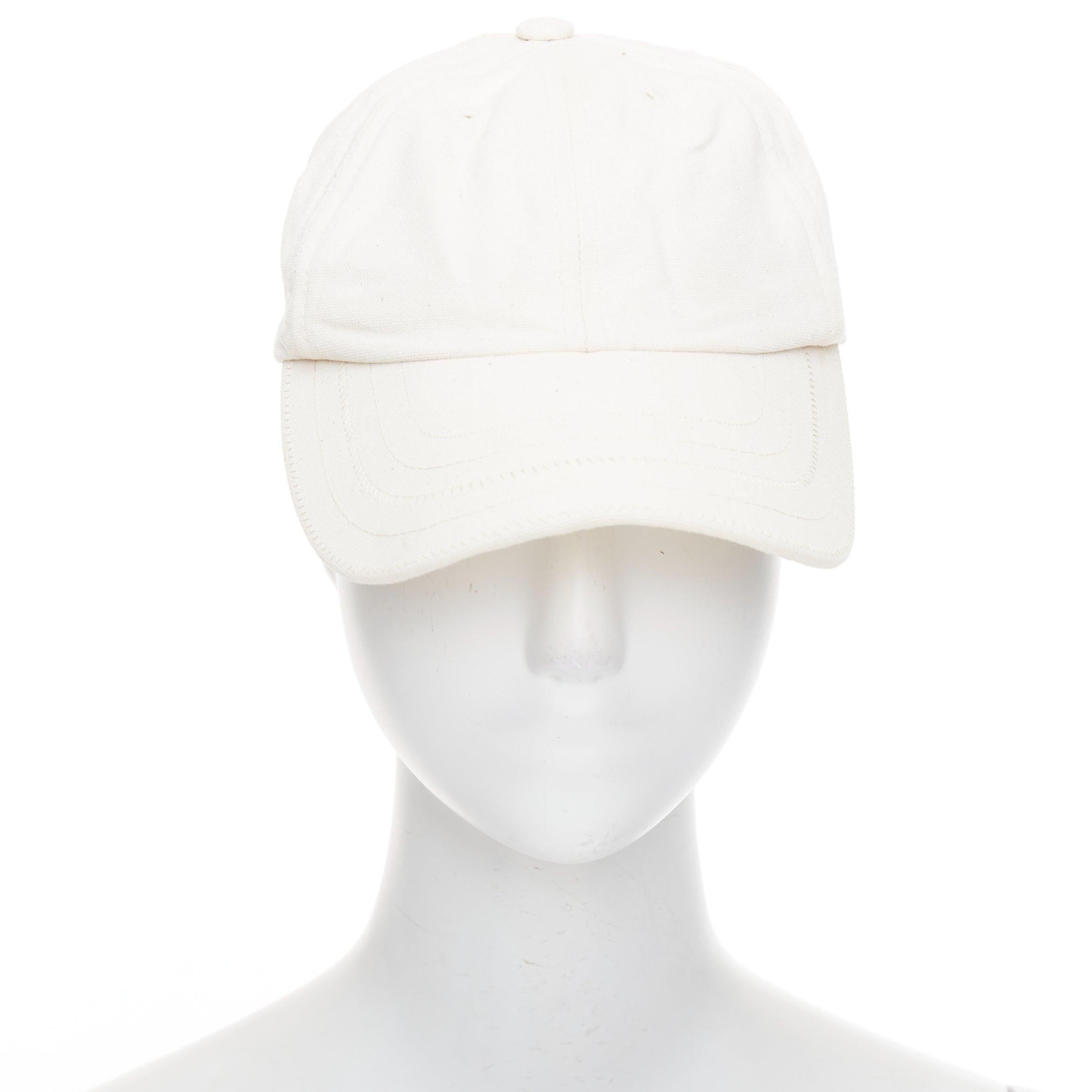 JACQUEMUS cremefarbene Baumwolle weiß gesticktes Logo Baseballkappe Hut 56cm (Weiß) im Angebot