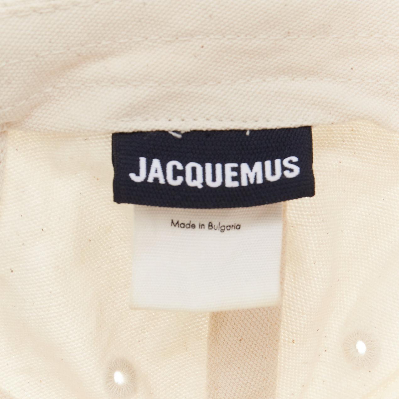 JACQUEMUS cremefarbene Baumwolle weiß gesticktes Logo Baseballkappe Hut 56cm im Angebot 3