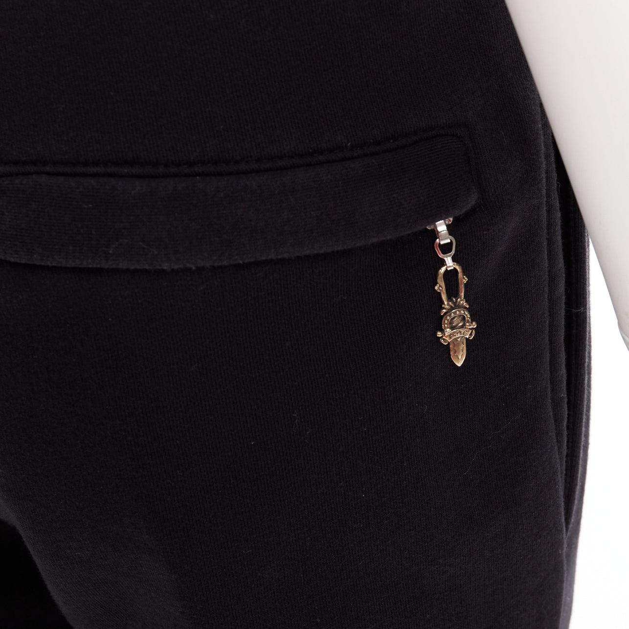 Nero A&G JAPAN pantaloni in cotone nero con stampa logo Dagger argento con zip XS in vendita