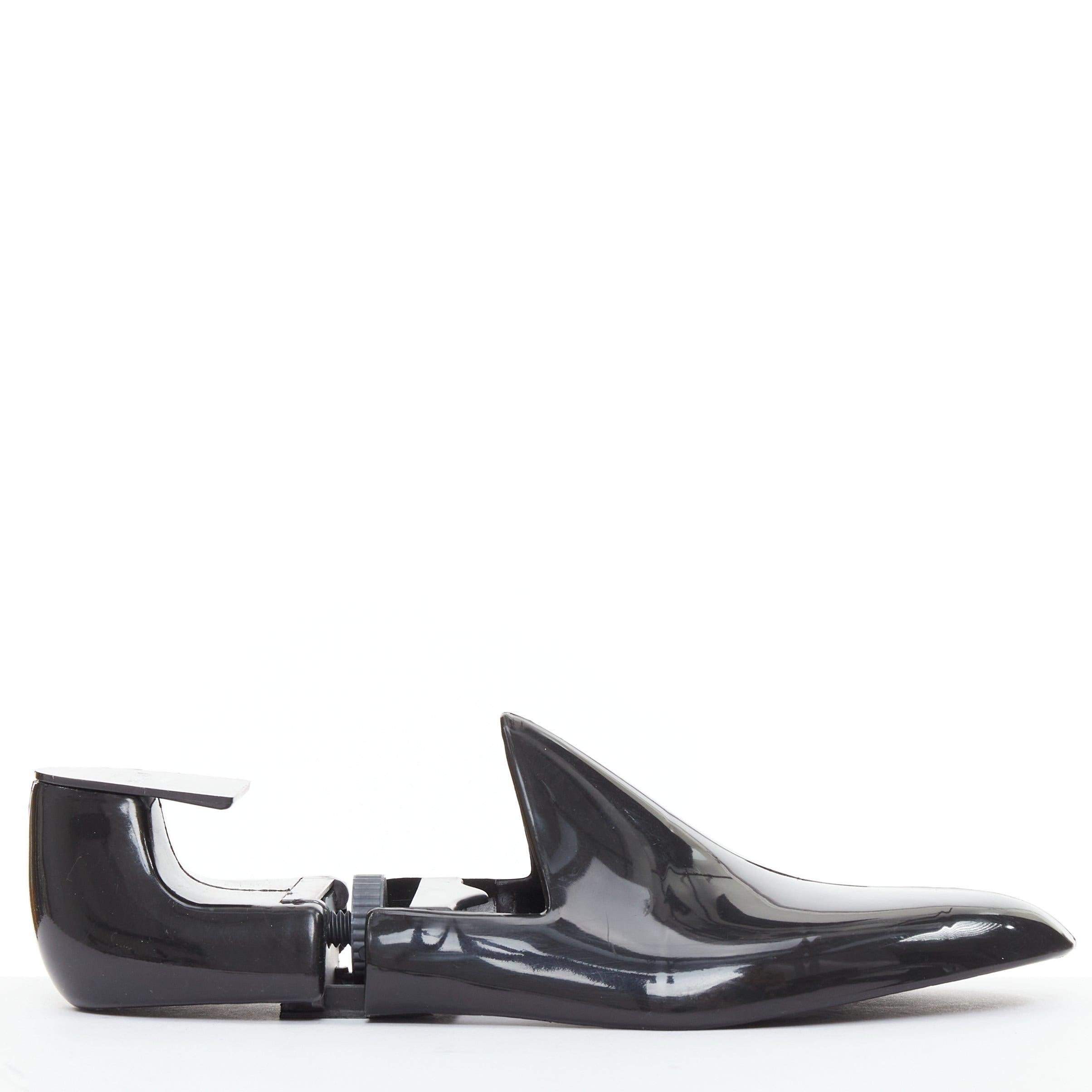 BERLUTI plástico negro brillante logotipo blanco zapatero plegable en forma de árbol EU39-40
Referencia: CNLE/A00454
Marca: Berluti
Material: Plástico
Color: Negro, Blanco
Patrón: Sólido

CONDICIÓN:
Estado: Bueno, este artículo era de segunda mano y