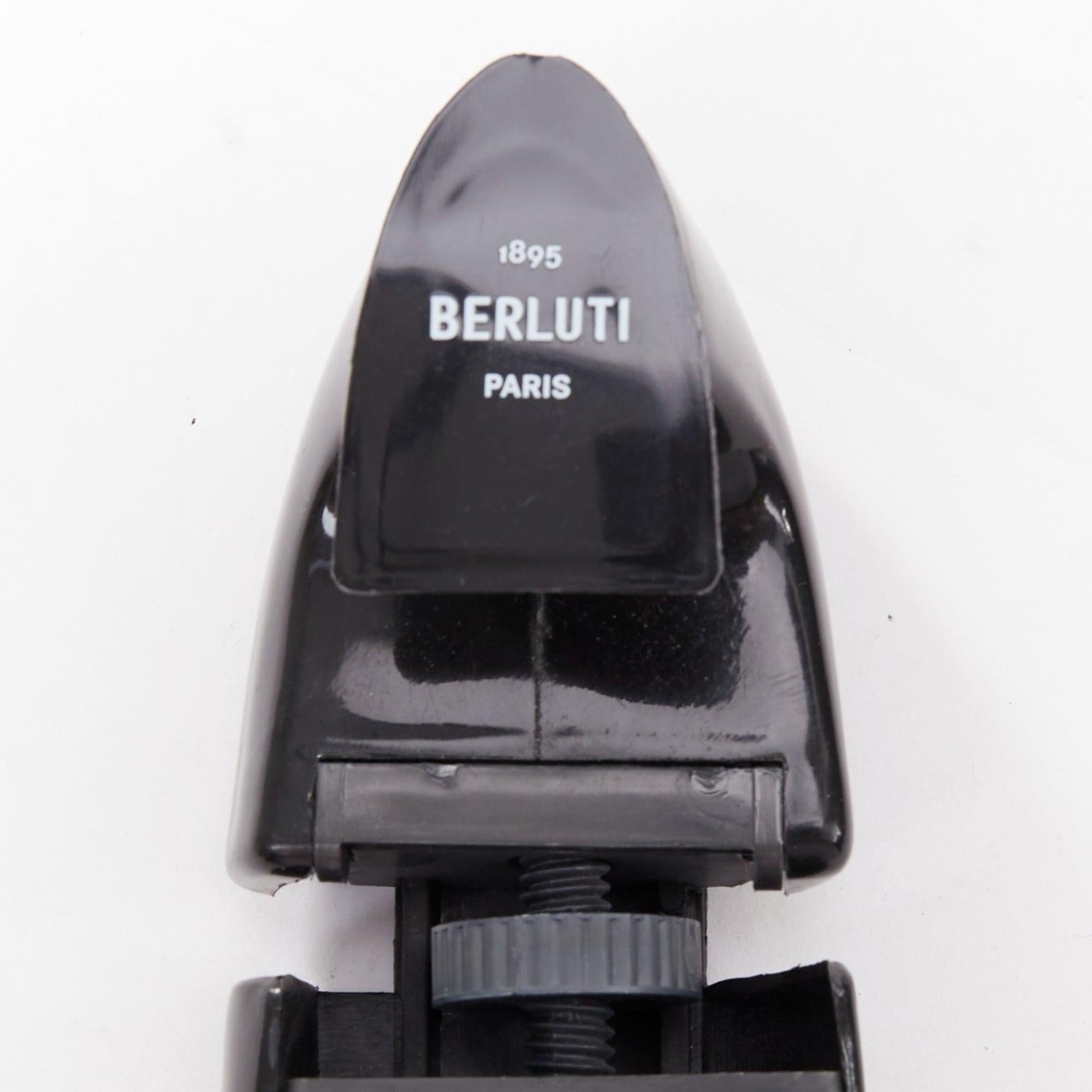 BERLUTI plástico negro brillante logotipo blanco zapatero plegable en forma de árbol EU39-40 en venta 2
