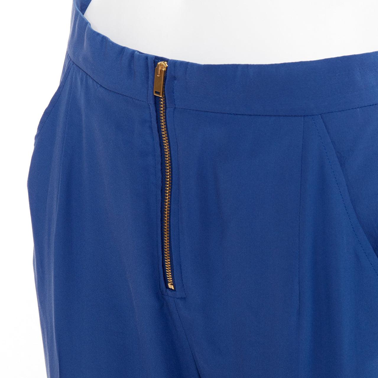 Vecchi Celine Phoebe Philo pantaloni affusolati con mezza zip in seta blu FR34 XS
Riferimento: NKLL/A00545
Marchio: Celine
Designer: Phoebe Philo
Materiale: Sembra seta
Colore: blu
Modello: Tinta unita
Chiusura: mezza zip
Dettagli extra: Zip