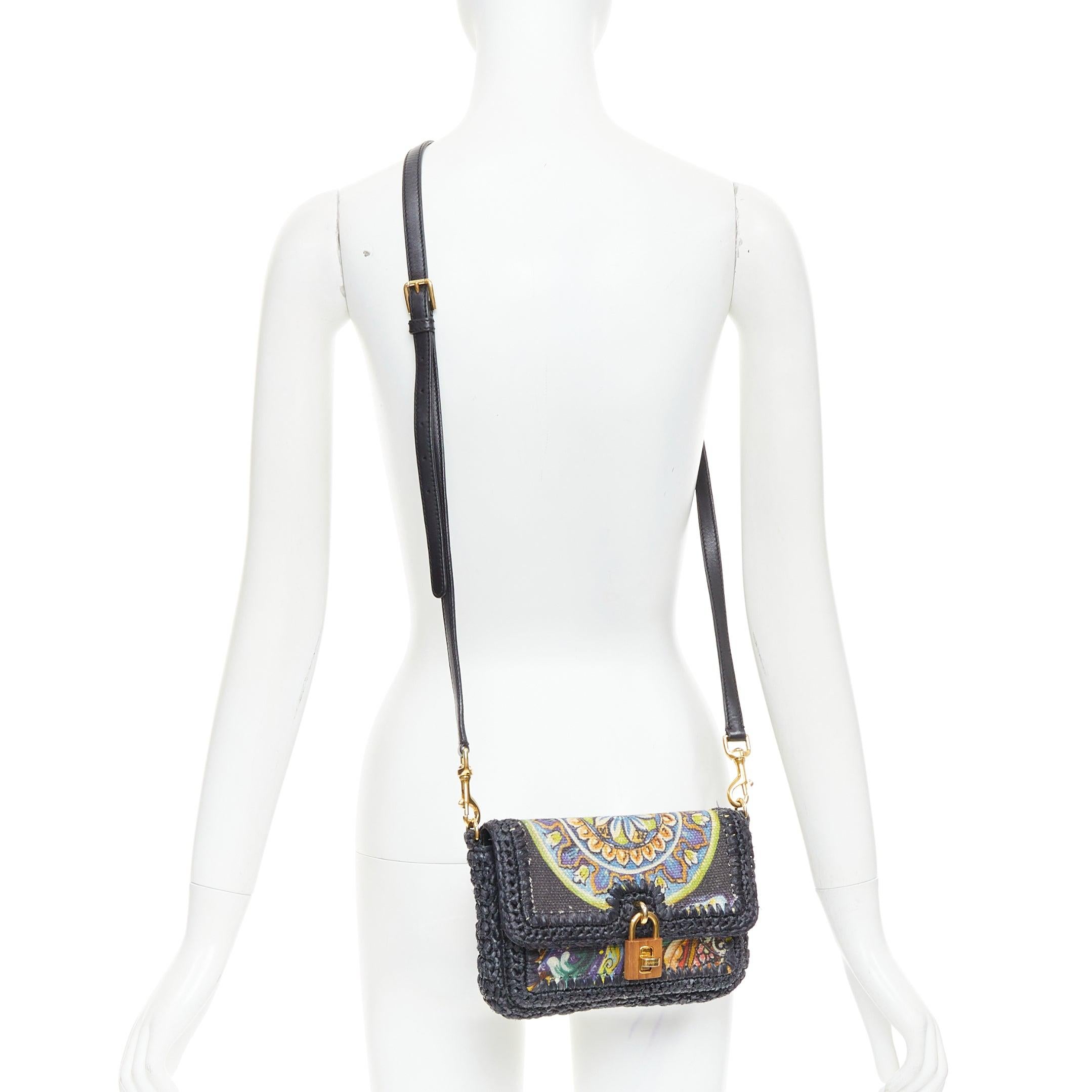 Dolce & Gabbana 2013 Runway navy raffia braid baroque gold lock crossbody bag
Référence : JACG/A00301
Marque : Dolce Gabbana
Designer : Domenico Dolce et Stefano Gabbana
Collectional : SS 2013 - Défilé
MATERIAL : Raphia, Fabrice
Couleur : Marine,