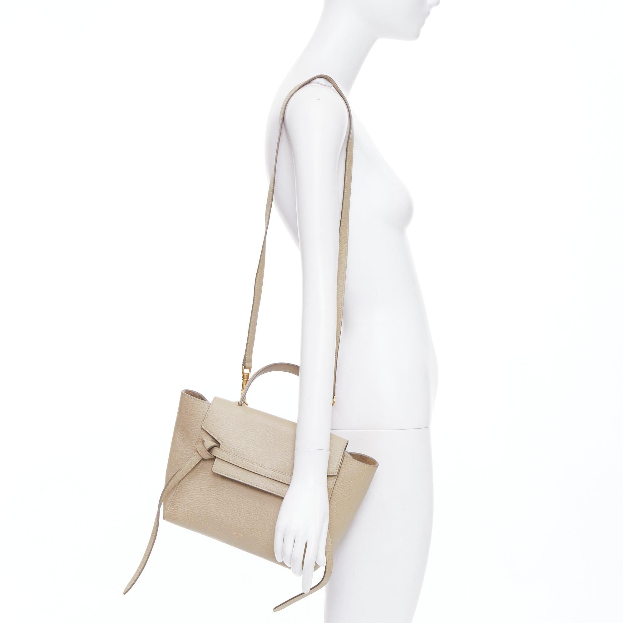 CELINE Mini Belt, borsa in pelle di vitello beige con manico passante
Riferimento: CNPG/A00117
Marchio: Celine
Designer: Phoebe Philo
Model: Mini Cintura
Materiale: Pelle
Colore: Nudo
Modello: Tinta unita
Chiusura: Passaggio attraverso