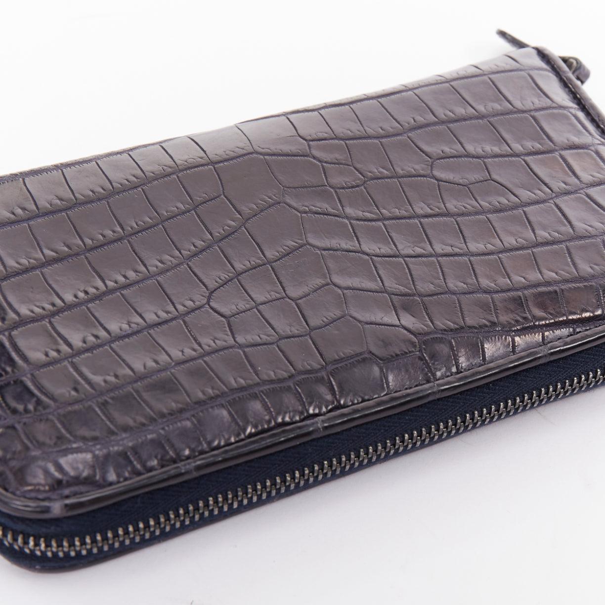 Bottega Veneta portafoglio lungo con zip in pelle squamata blu notte
Riferimento: LNKO/A02577
Marchio: Bottega Veneta
Materiale: Pelle
Colore: Marina Militare
Modello: Stampa animalier
Chiusura: zip
Fodera: Pelle marrone
Dettagli extra: Con la pelle
