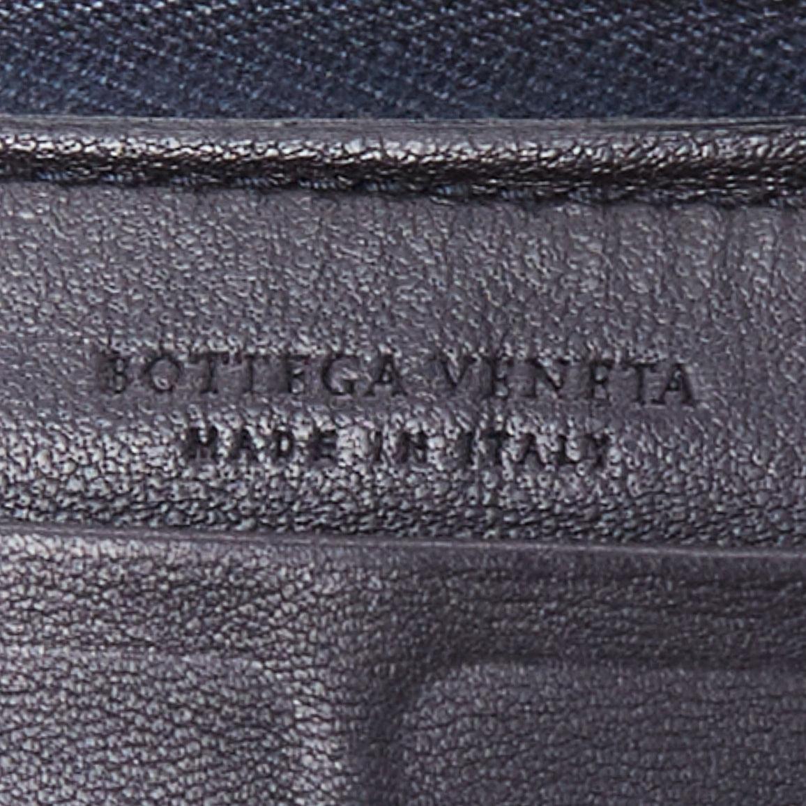 Bottega Veneta portafoglio lungo con zip in pelle squamata blu notte in vendita 3