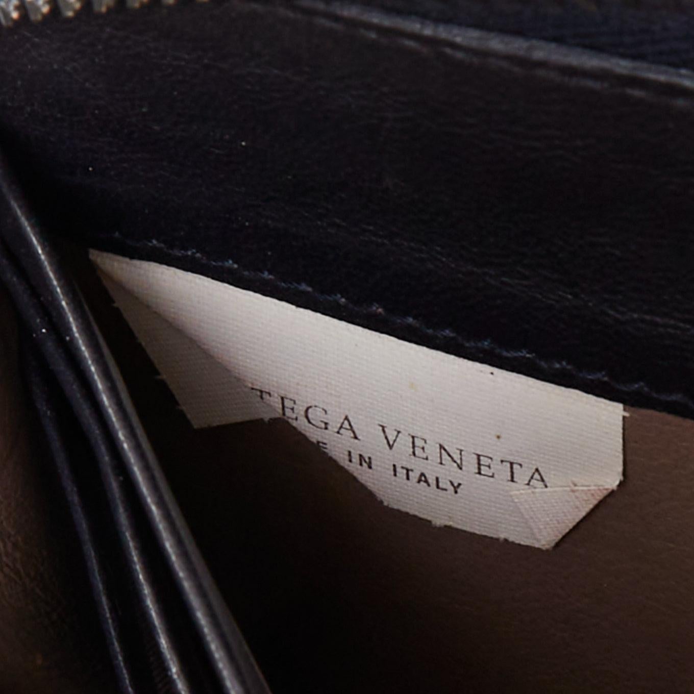 Bottega Veneta portafoglio lungo con zip in pelle squamata blu notte in vendita 4