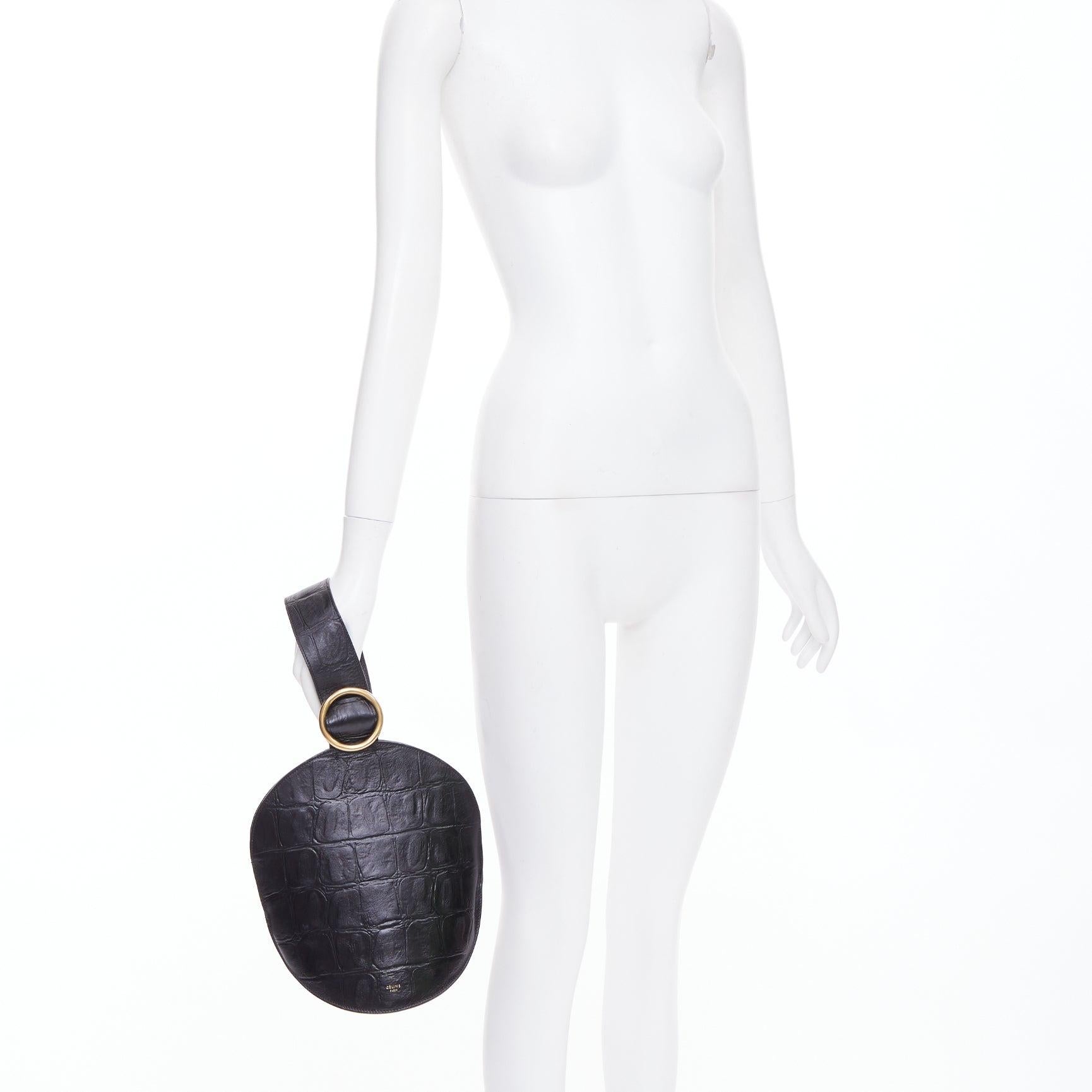 OLD Celine Phoebe Philo 2015 Runway Curved pochette bracelet en cuir embossé noir.
Référence : TGAS/E00815
Marque : Celine
Designer : Phoebe Philo
Modèle : Courbé
Collectional : SS 2015 - Défilé
MATERIAL : Cuir
Couleur : noir, or
Motif : Imprimé
