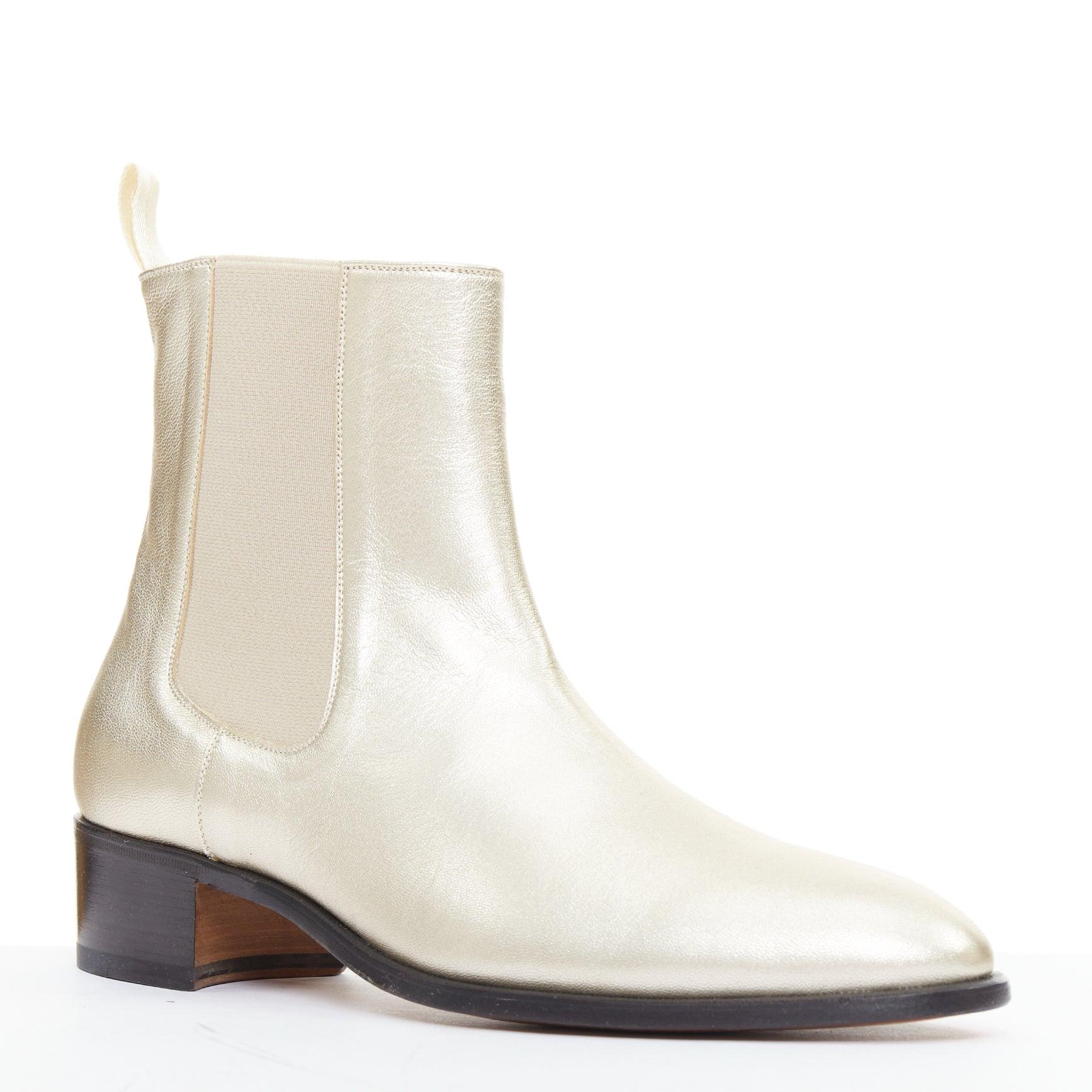 TOM FORD metálico oro claro cuero cubano tacón Chelsea botines UK9 EU43
Referencia: TGAS/E00071
Marca: Tom Ford
Material: Piel
Color: Dorado
Patrón: Sólido
Cierre: Slip On
Forro: Piel marrón
Detalles adicionales: El inmaculado y sofisticado Tom Ford