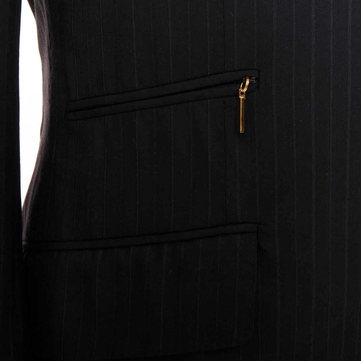 ZILLI PARIS blazer noir 100% laine à rayures 3 boutons poche zippée FR48 M
Référence : TGAS/F00041
Marque : Zilli
MATERIAL : Laine
Couleur : Noir
Motif : à rayures
Fermeture : bouton
Doublure : Soie multicolore
Détails supplémentaires : Poche