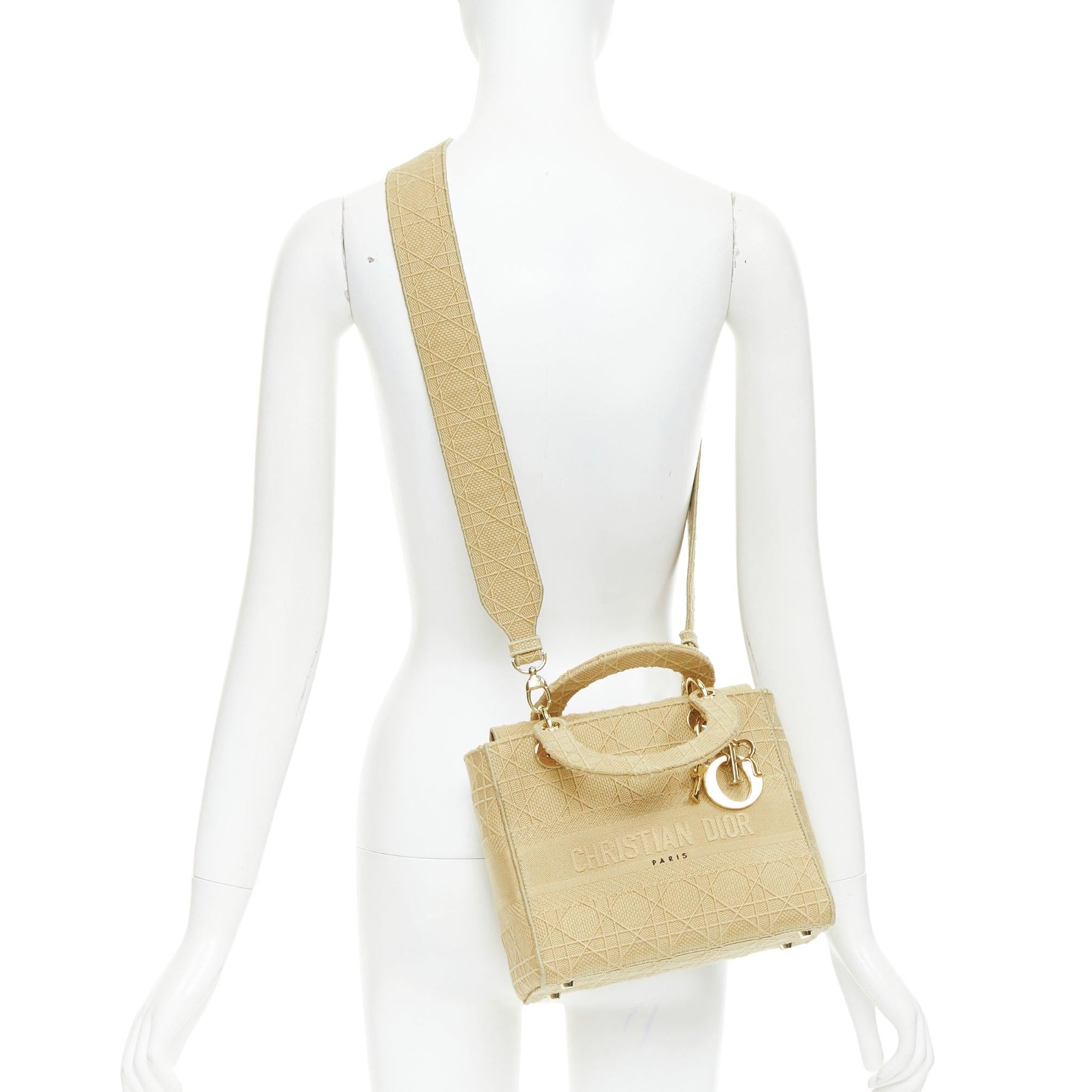 CHRISTIAN DIOR Lady D-Lite Medium Cannage Borsa in tela beige con manico superiore con charm CD
Riferimento: NKLL/A00555
Marchio: Dior
Stilista: MARIA GRAZIA CHIURI
Modello: Lady D. A.
Materiale: Tela, metallo
Colore: Beige, Oro
Modello: