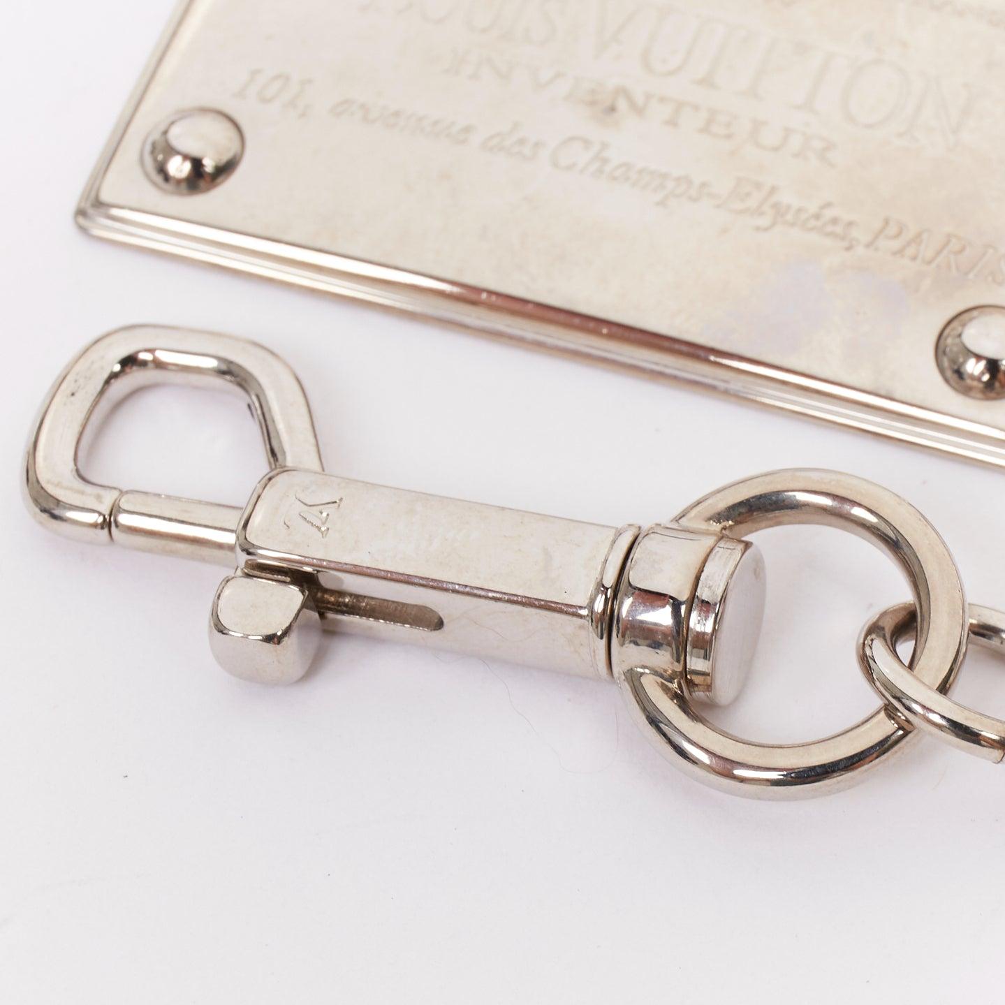 LOUIS VUITTON Inventeur catena portachiavi con placca d'argento, ciondolo per borsa
Riferimento: TGAS/E00847
Marchio: Louis Vuitton
Model: Inventeur
Materiale: Metallo
Colore: Argento
Modello: Tinta unita
Chiusura: Chiusura ad aragosta
Dettagli