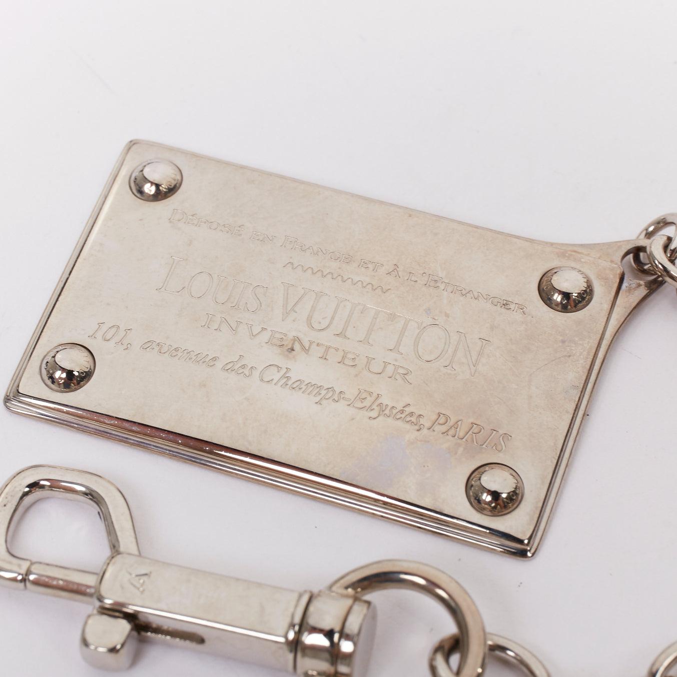 Beige LOUIS VUITTON Inventeur catena portachiavi con placca d'argento, ciondolo per borsa in vendita