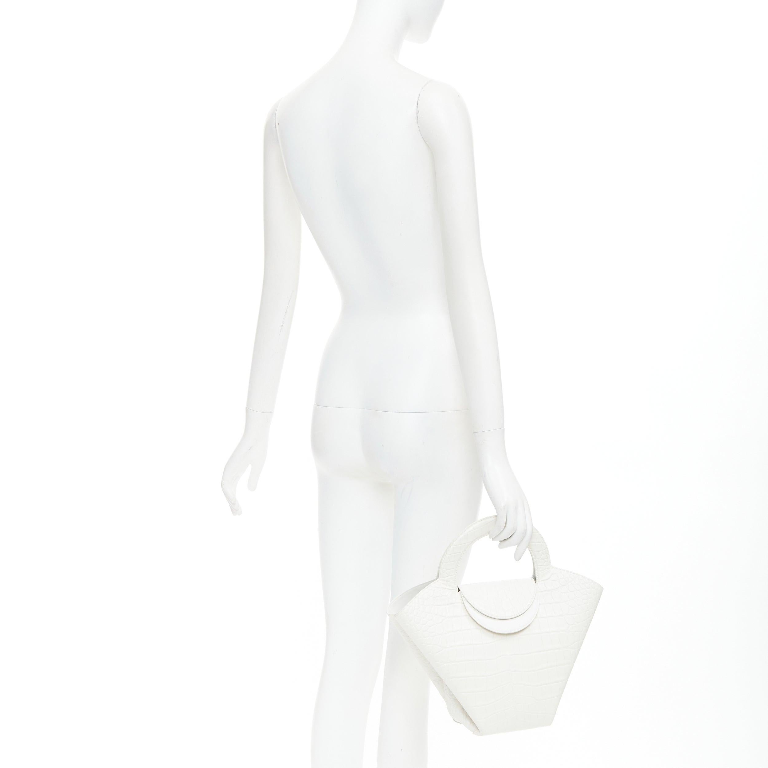 BOTTEGA VENETA borsa in pelle bianca goffrata a scaglie con manico superiore
Riferimento: NKLL/A00556
Marchio: Bottega Veneta
Designer: Daniel Lee
Materiale: Pelle
Colore: bianco
Modello: Stampa animalier
Chiusura: magnete
Fodera: Pelle