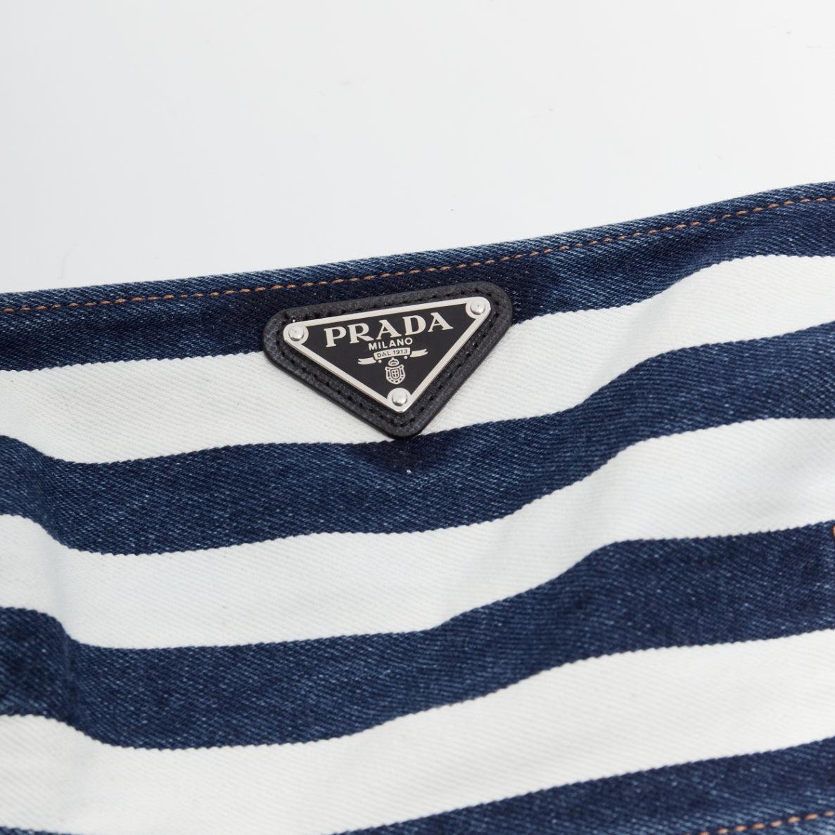 new Prada reggiseno bustier in denim a righe bianche e blu con logo a triangolo IT36 XXS
Riferimento: TGAS/E00243
Marchio: Prada
Stilista: Miuccia Prada
Collezione: 2022 - Pista
Visto su: Simone Ashley
Materiale: Denim
Colore: blu, bianco
Modello: A