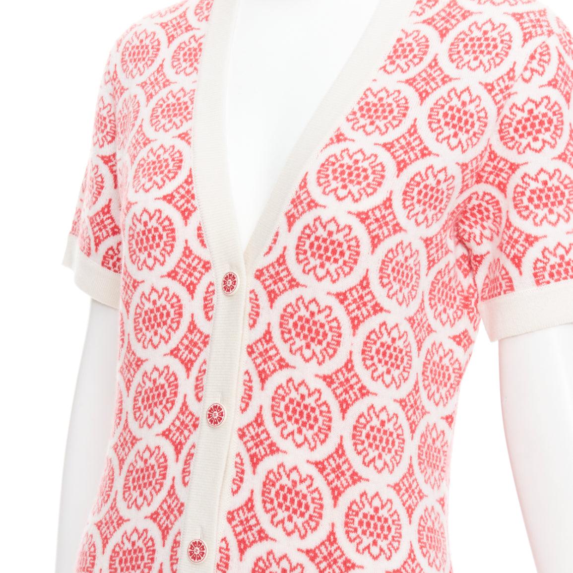 CHANEL Robe à boutons CC rose crème 100 % cachemire FR38 M
Référence : TGAS/E00854
Marque : Chanel
Designer : Karl Lagerfeld
MATERIAL : Cachemire
Couleur : rouge, crème
Motif : Géométrique
Fermeture : bouton
Détails supplémentaires : Boutons avec