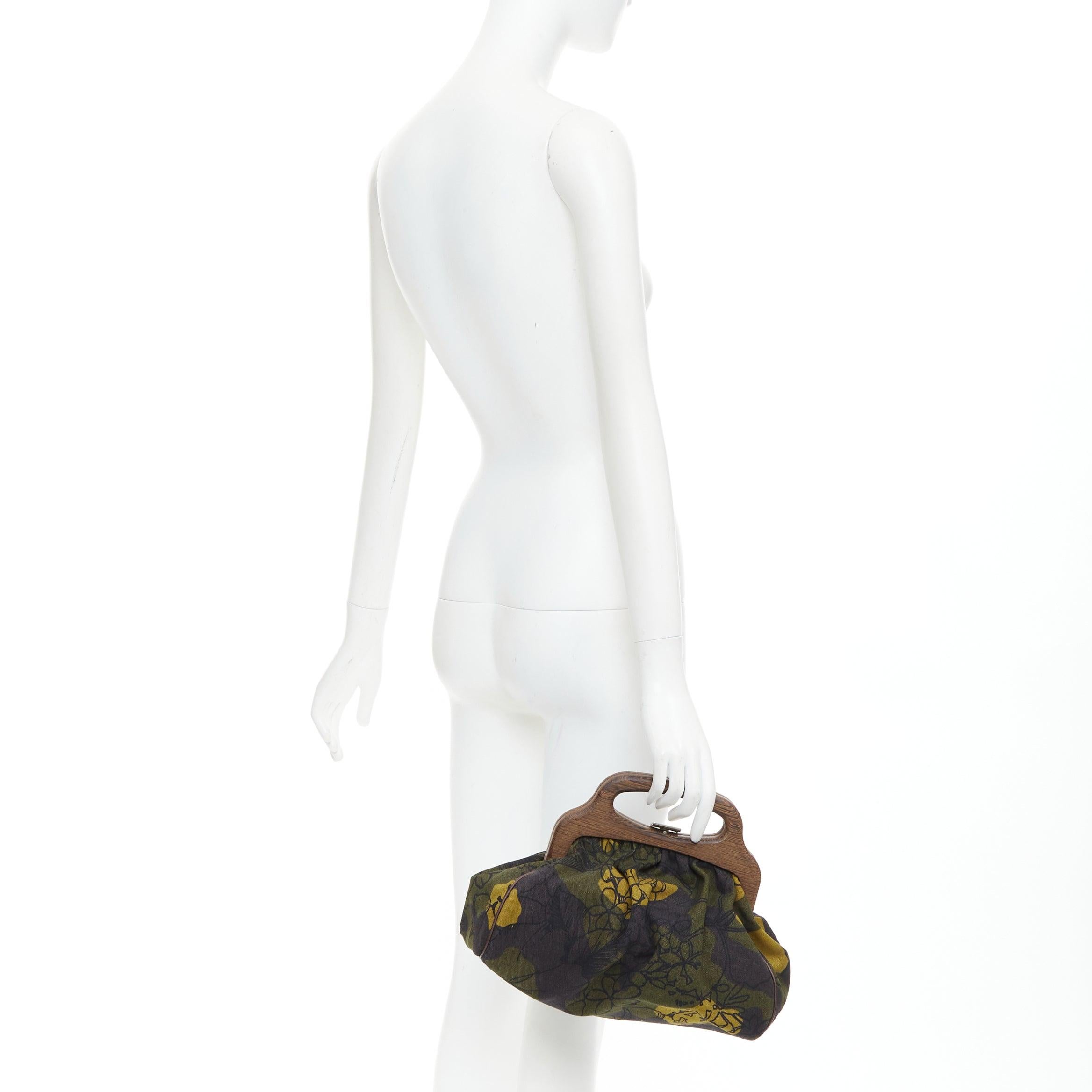 MIU MIU Vintage Runway pochette en toile fleurie verte avec cadre en bois
Référence : TGAS/E00487
Marque : Miu Miu
Designer : Miuccia Prada
MATERIAL : Toile, bois
Couleur : vert, marron
Motif : Camouflage
Fermeture : Fermoir
Doublure : Tissu