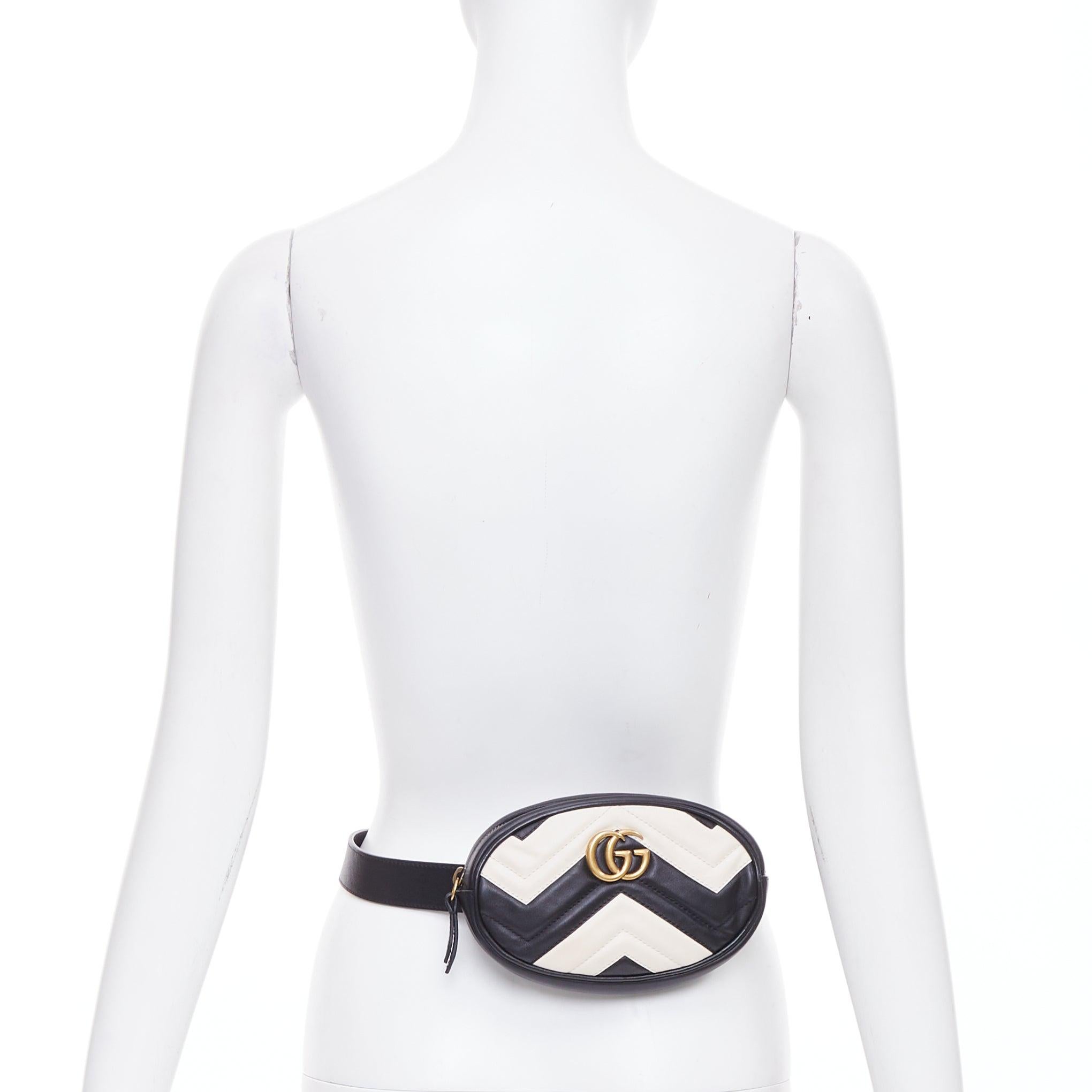 Gucci Marmont noir crème matelassé en agneau chevron  sac à bandoulière GG en or
Référence : TGAS/E00877
Marque : Gucci
Designer : Alessandro Michele
Modèle : Marmont
MATERIAL : Cuir
Couleur : Noir, Crème
Motif : Solide
Fermeture : Zip
Doublure :