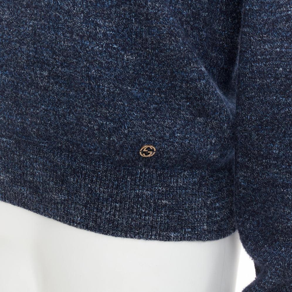 Gucci maglione in lana, seta e cashmere melange con collo a V e logo GG L.A.
Riferimento: TGAS/F00048
Marchio: Gucci
Materiale: Lana, misto
Colore: blu, bronzo
Modello: Tinta unita
Chiusura: Slip On
Dettagli extra: Logo GG sull'orlo.
Prodotto in: