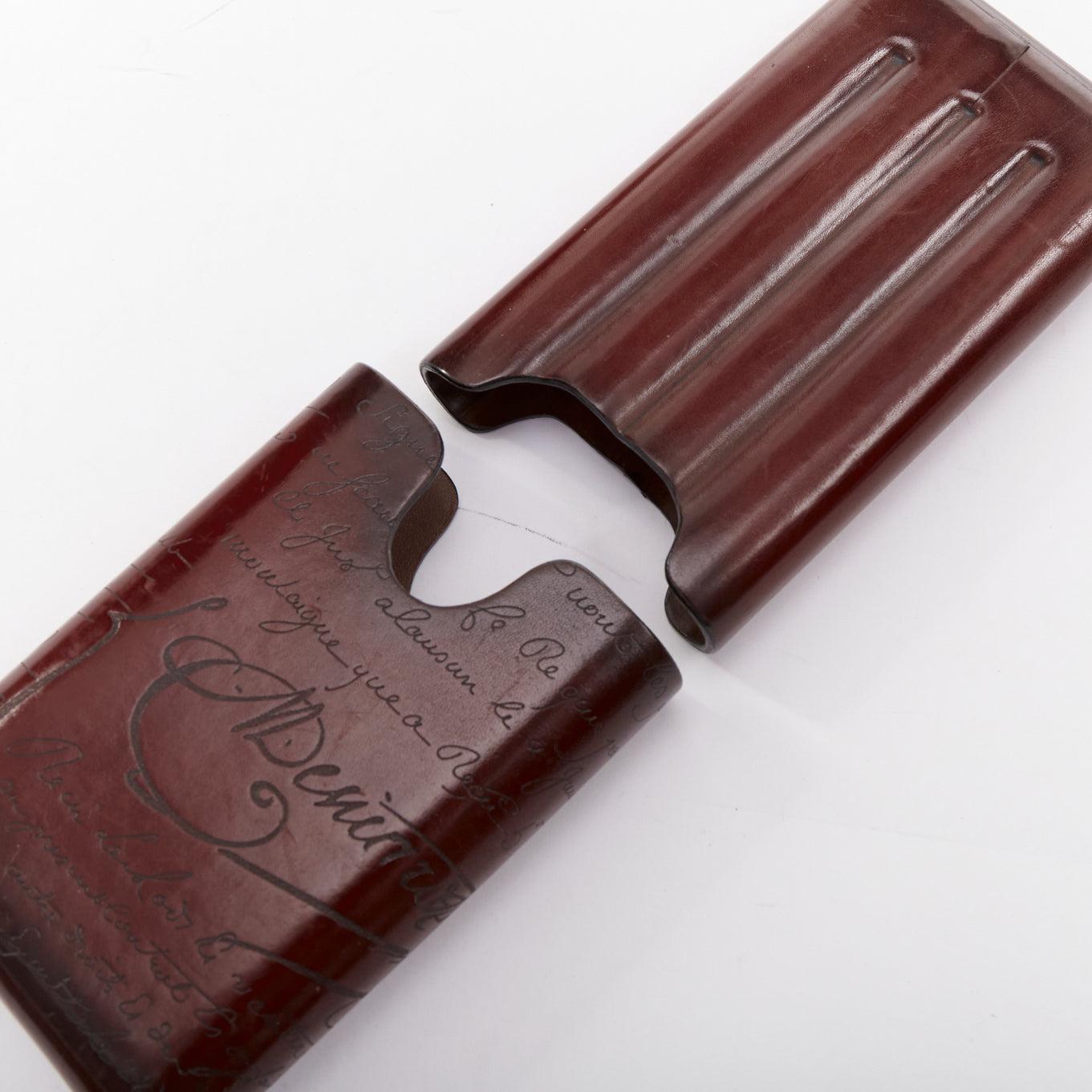 BERLUTI Etui 4 Scritto rot braun Kalligraphie Leder Zigarrenetui
Referenz: TGAS/E00889
Marke: Berluti
Modell: Koffer 4 Scritto
MATERIAL: Leder
Farbe: Rot, Braun
Muster: Logomania
Verschluss: Durchschleifen
Innenfutter: Braunes Leder
Zusätzliche