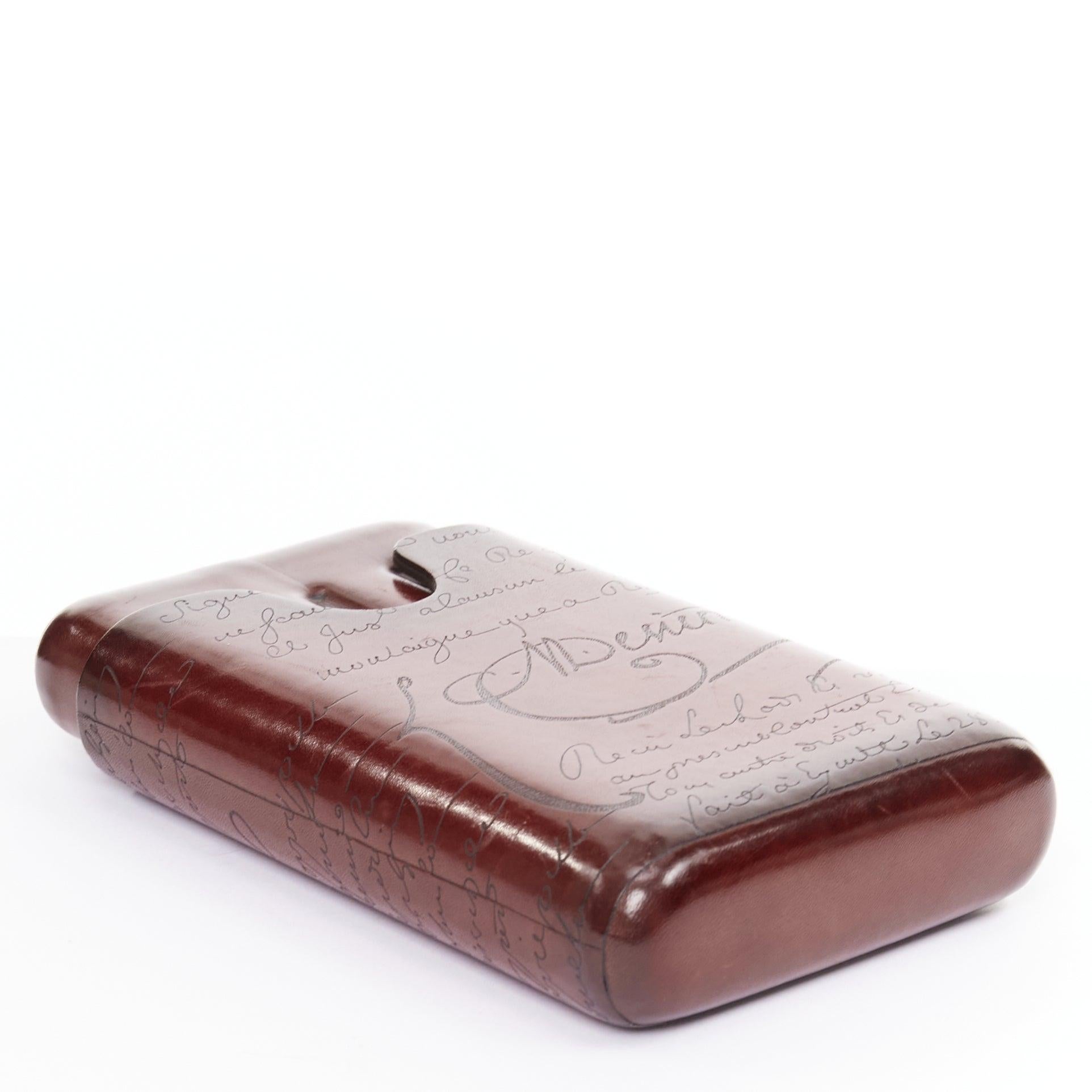 BERLUTI Etui 4 Scritto rot braun Kalligraphie Leder Zigarrenetui für Damen oder Herren im Angebot