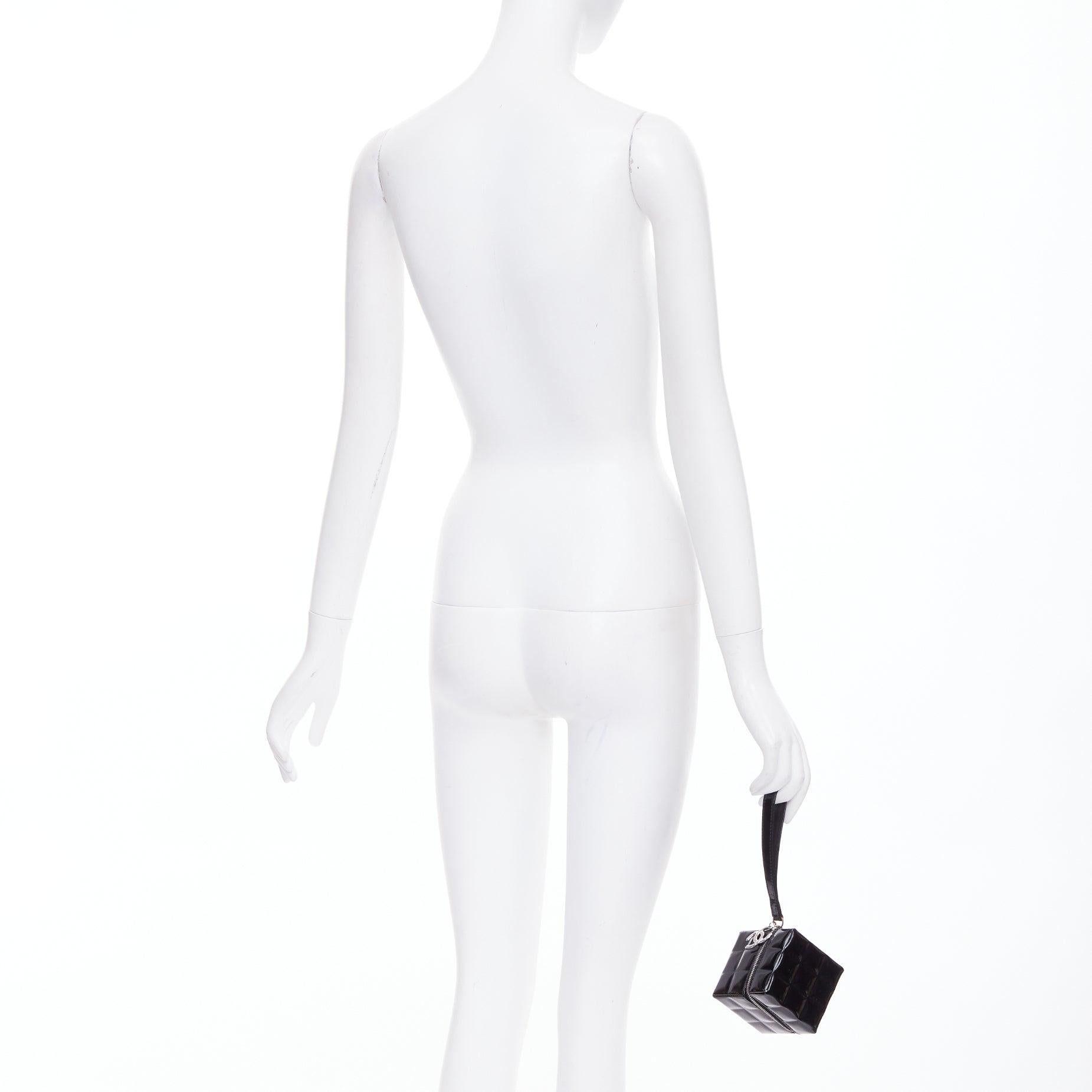 CHANEL 2003 schwarzes Lackleder Rubiks Cube CC Logo Clutch Tasche
Referenz: TGAS/F00005
Marke: Chanel
Designer: Karl Lagerfeld
Collection'S: 2003
MATERIAL: Leder
Farbe: Schwarz, Silber
Muster: Solide
Verschluss: Reißverschluss
Innenfutter: Rotes