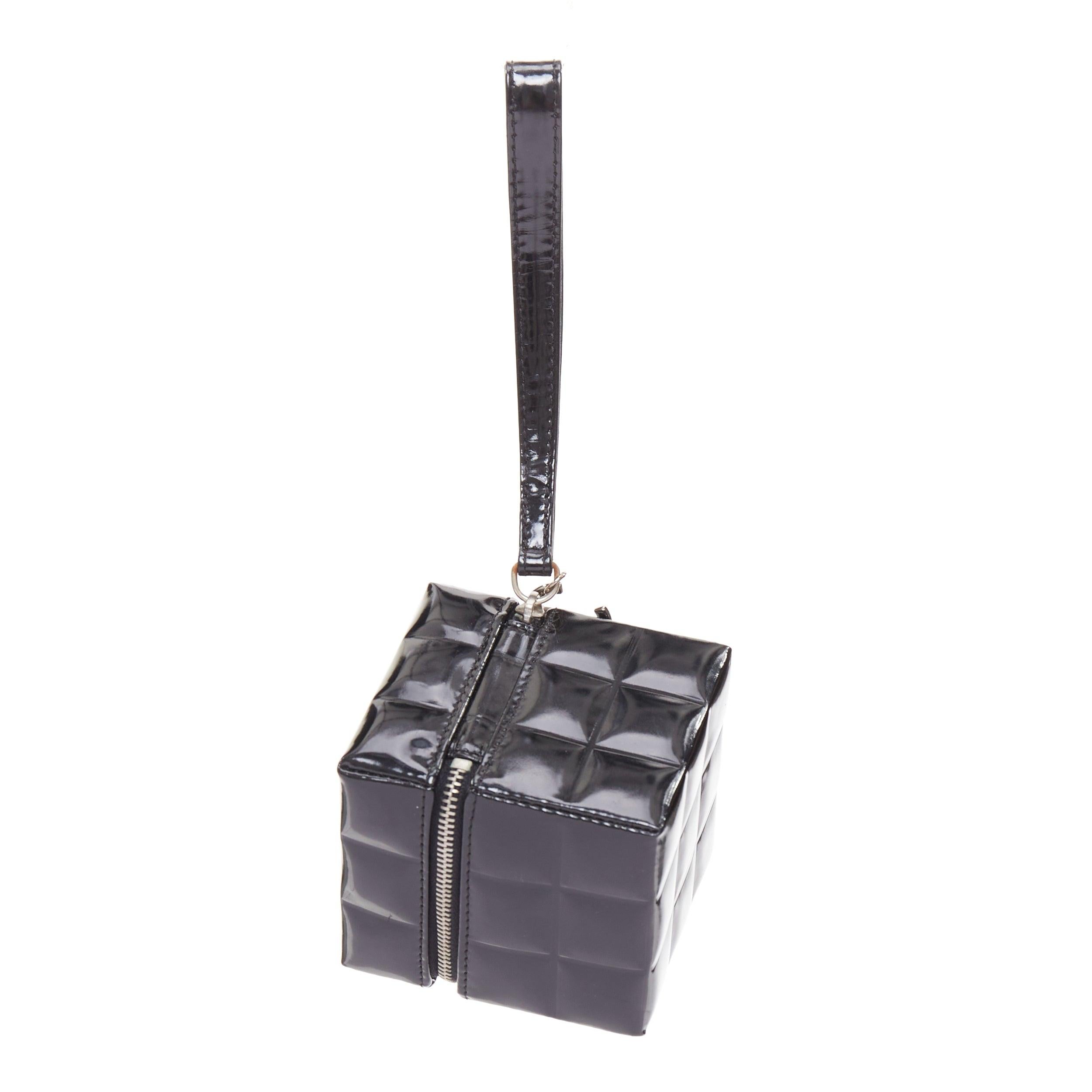 CHANEL 2003 schwarzes Lackleder Rubiks Cube CC Logo Clutch Tasche (Schwarz) im Angebot