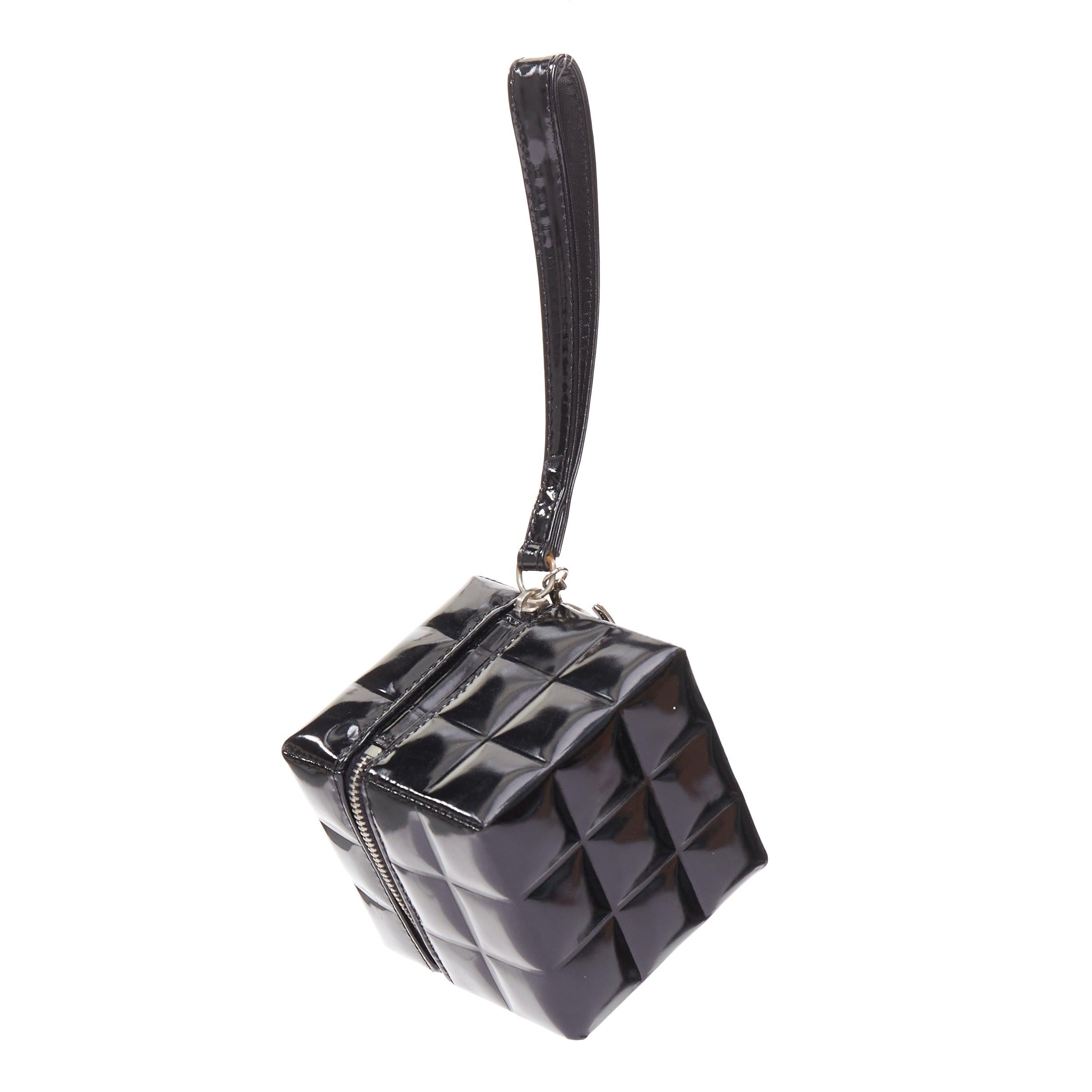 CHANEL 2003 schwarzes Lackleder Rubiks Cube CC Logo Clutch Tasche im Zustand „Gut“ im Angebot in Hong Kong, NT