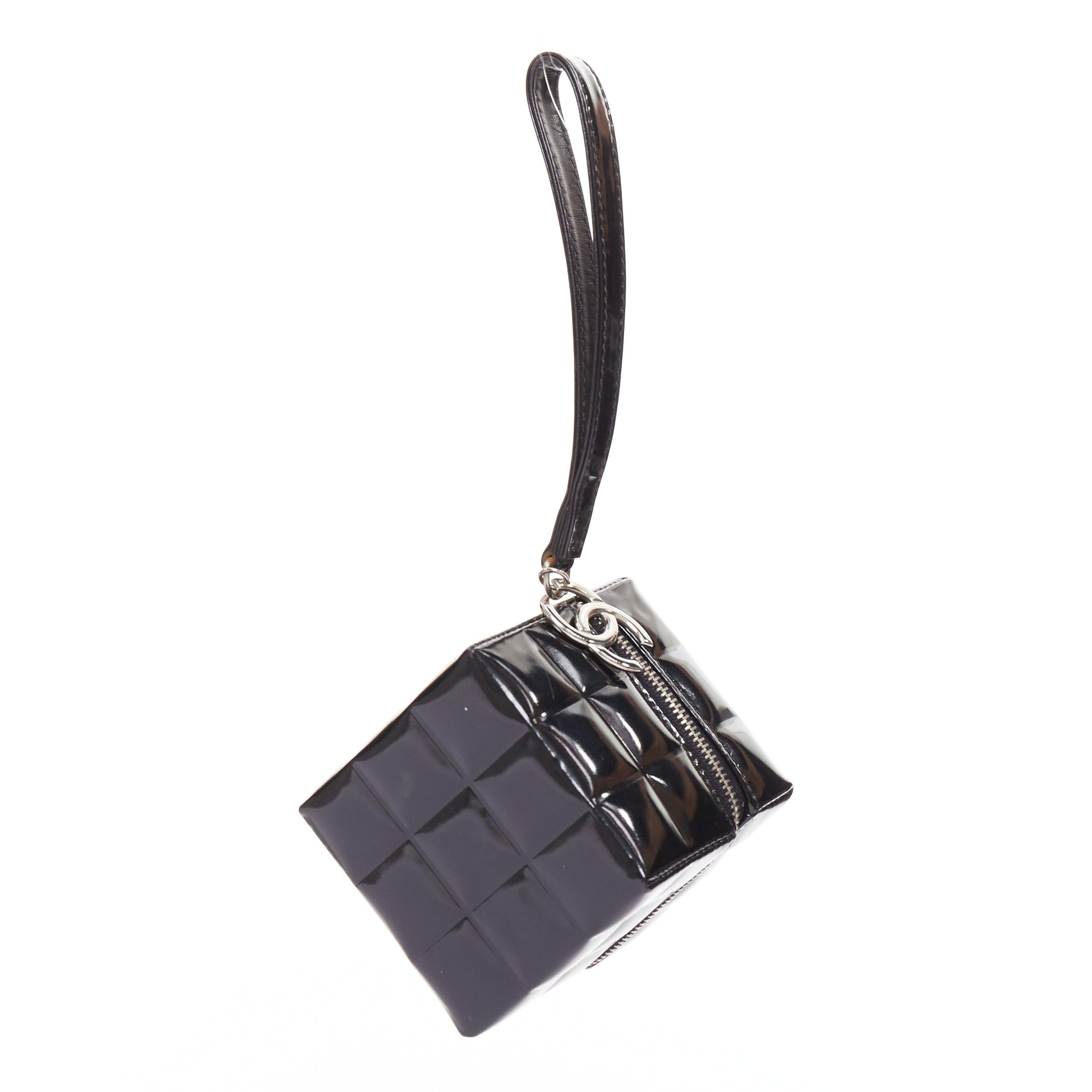 CHANEL 2003 schwarzes Lackleder Rubiks Cube CC Logo Clutch Tasche Damen im Angebot