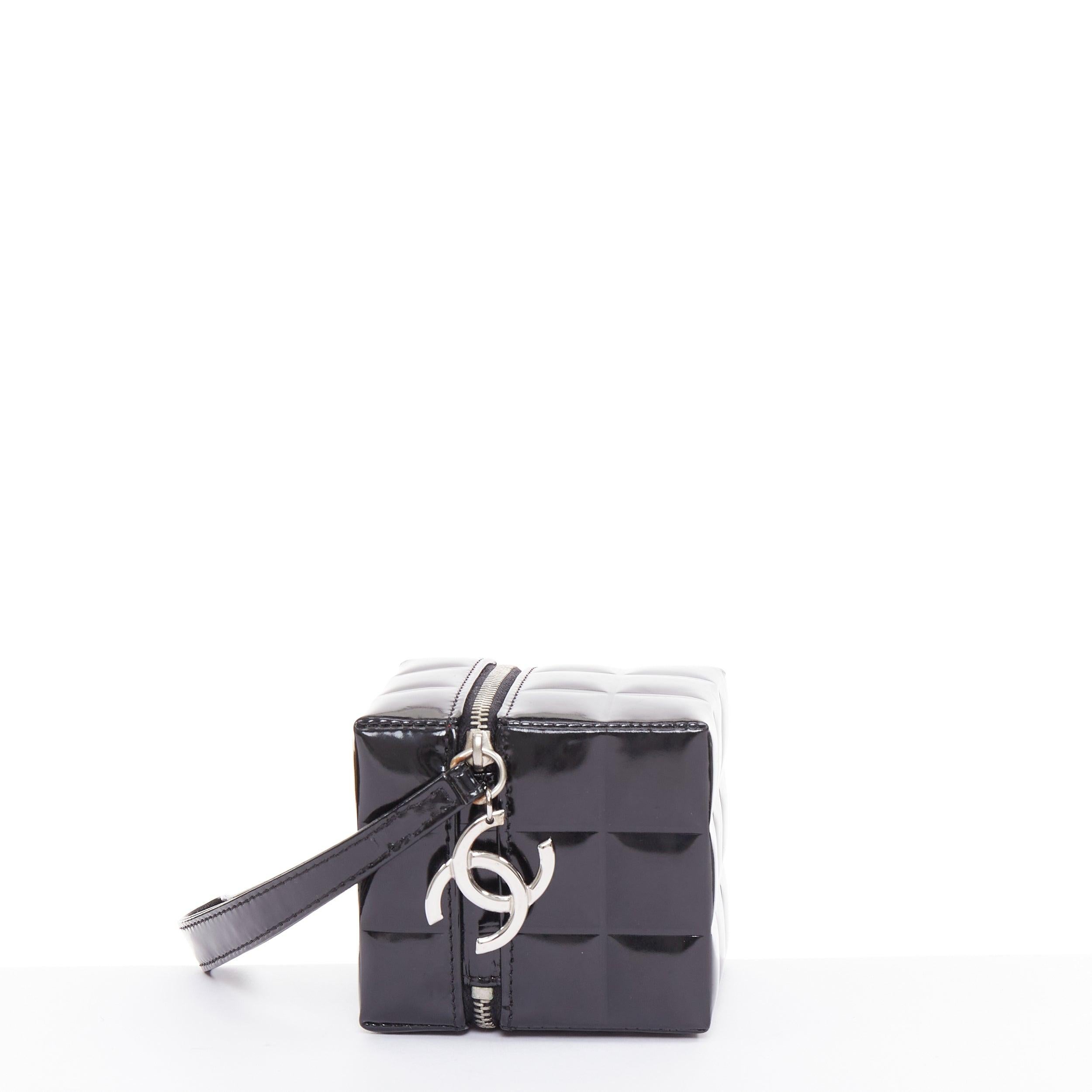 CHANEL 2003 schwarzes Lackleder Rubiks Cube CC Logo Clutch Tasche im Angebot 1