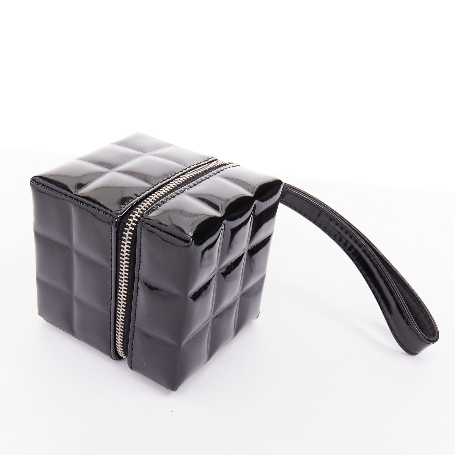 CHANEL 2003 schwarzes Lackleder Rubiks Cube CC Logo Clutch Tasche im Angebot 3