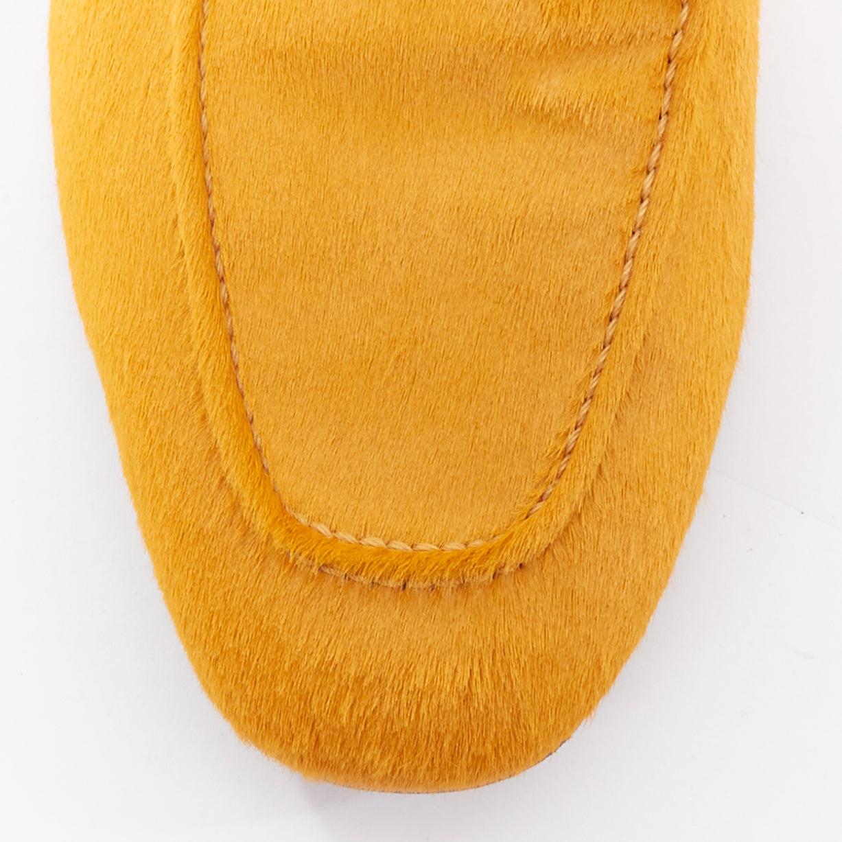 TOM FORD Senfgelbe Kalbshaar-Goldkette Samt-Mokassin-Slipper UK8 EU42 im Angebot 1