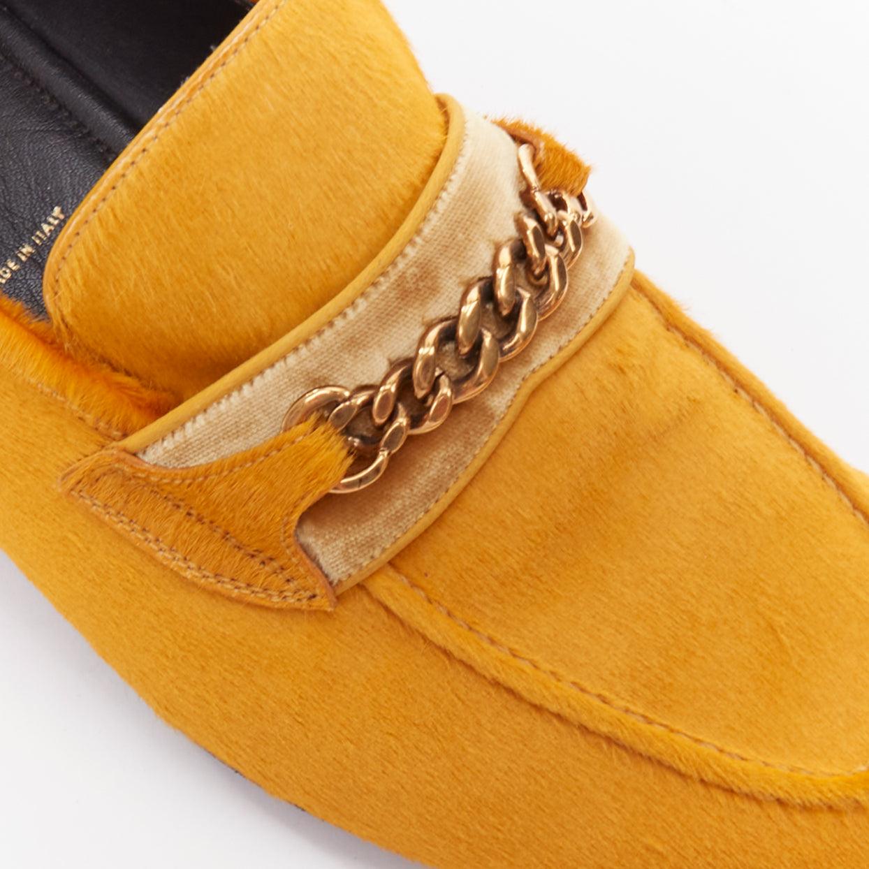 TOM FORD Senfgelbe Kalbshaar-Goldkette Samt-Mokassin-Slipper UK8 EU42 im Angebot 2