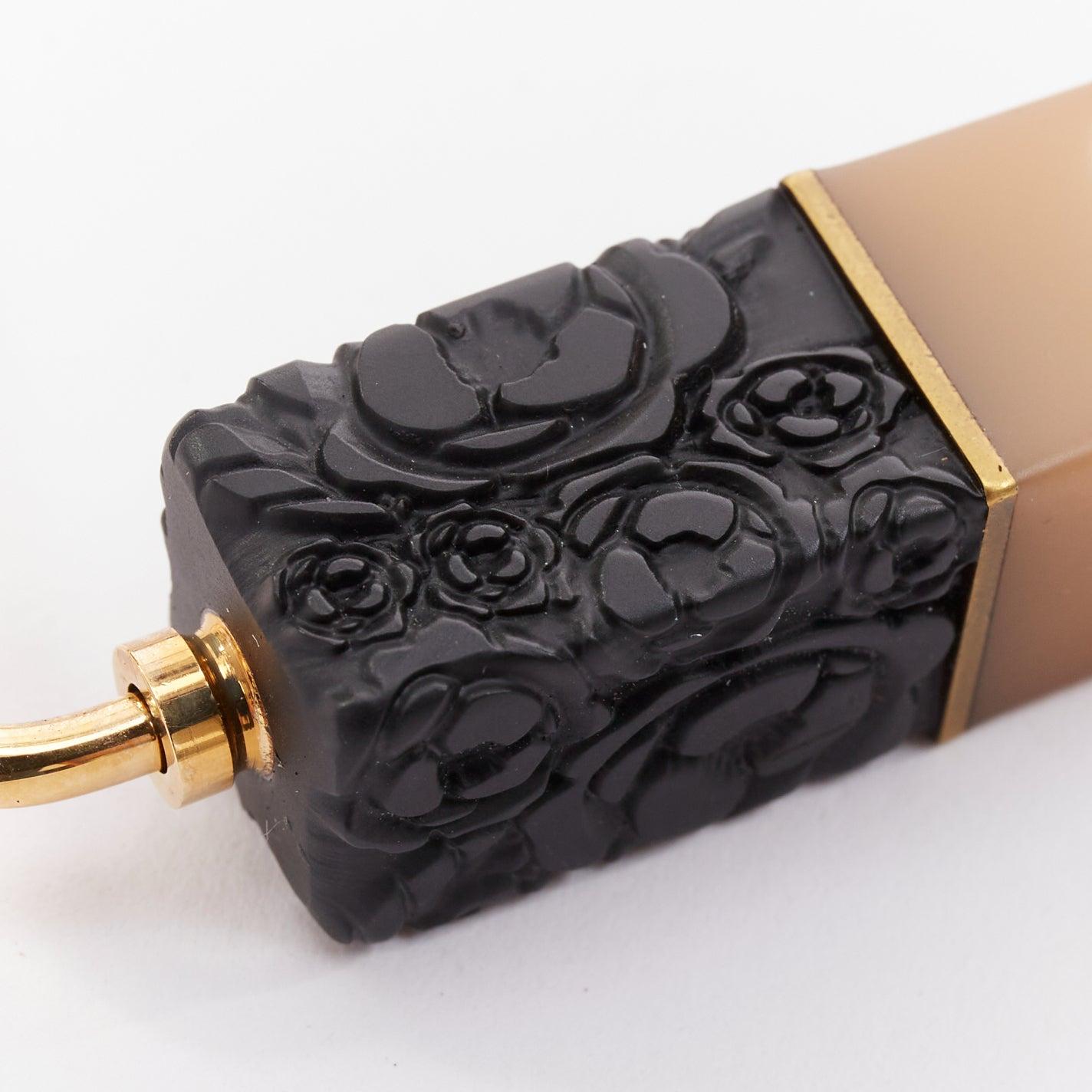 Chanel 07A Rossetto Camelia CC logo nudo nero oro gancio portamonete in resina
Riferimento: TGAS/F00010
Marchio: Chanel
Designer: Karl Lagerfeld
Collezione: 07A
Materiale: Resina, metallo
Colore: Nudo, Nero
Modello: Tinta unita
Dettagli extra: Fiore