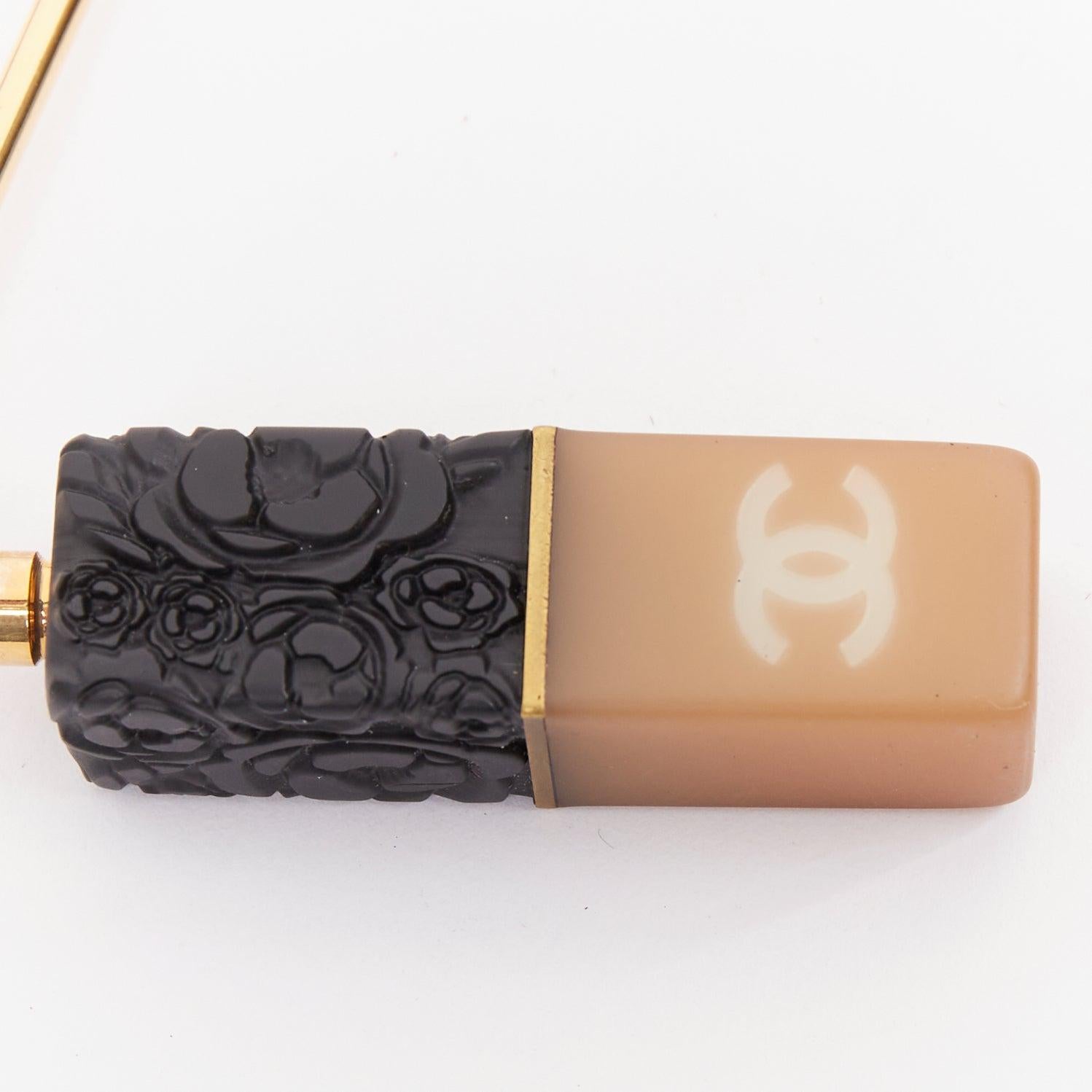 Beige Chanel 07A Rossetto Camelia CC logo nudo nero oro gancio portamonete in resina in vendita
