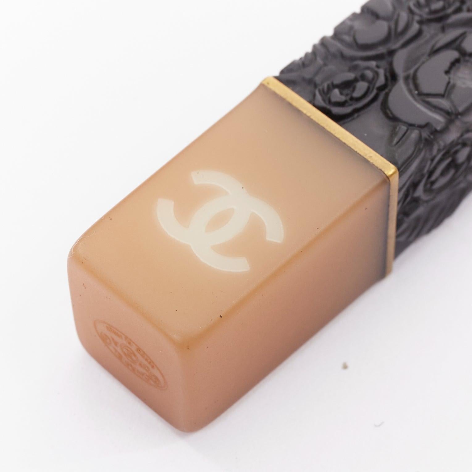 Chanel 07A Rossetto Camelia CC logo nudo nero oro gancio portamonete in resina In condizioni ottime in vendita a Hong Kong, NT