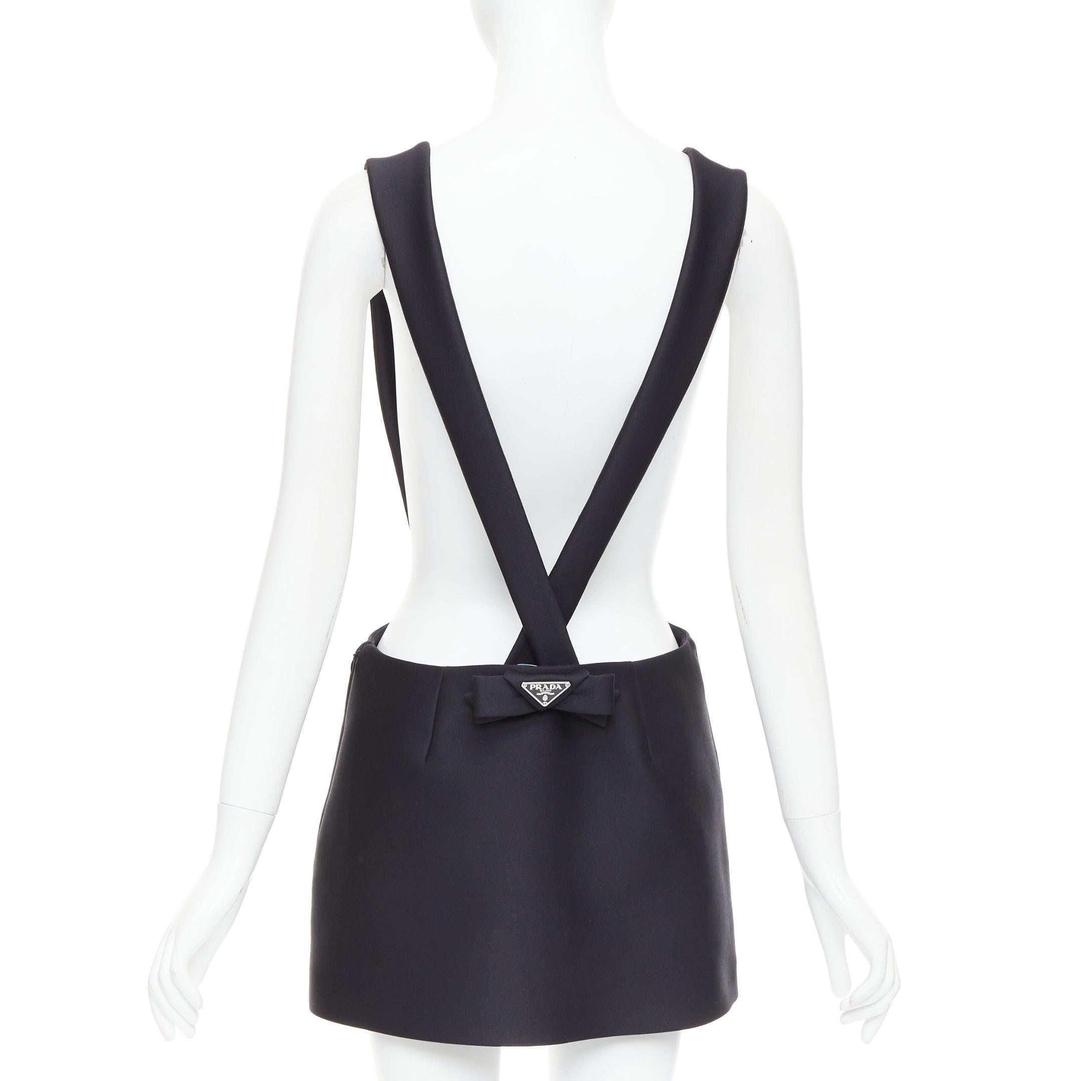 PRADA 2023 schwarz Schurwollmischung Logo-Schleife hinten Straps-Minirock IT40 S
Referenz: TGAS/E00930
Marke: Prada
Designer: Miuccia Prada
Collection'S: 2023
MATERIAL: Schurwolle, Gemisch
Farbe: Schwarz
Muster: Solide
Verschluss: