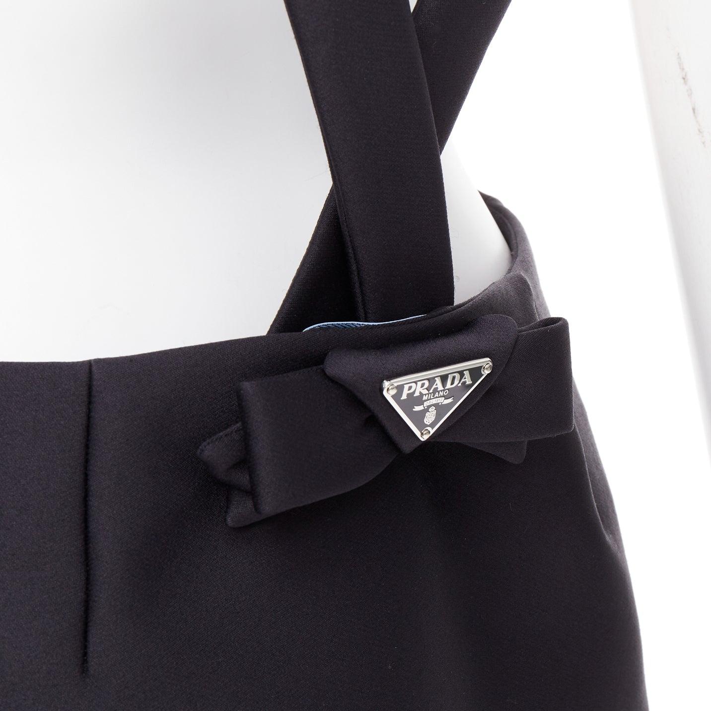PRADA 2023 schwarz Schurwollmischung Logo-Schleife hinten Straps-Minirock IT40 S (Schwarz) im Angebot